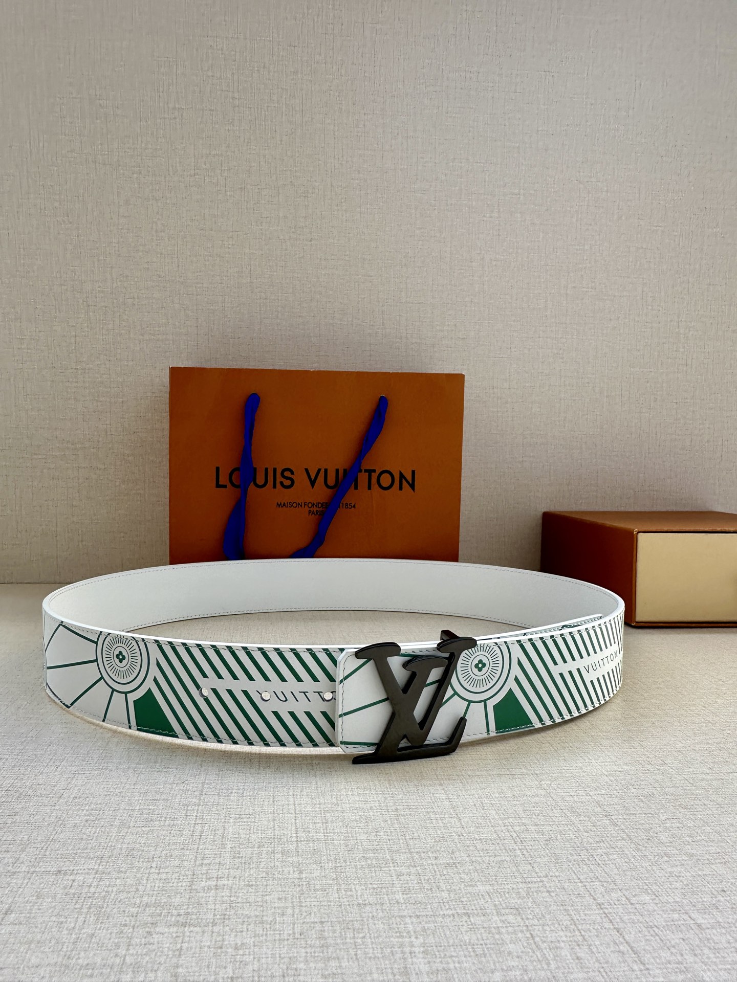 本款4.0宽LV Imprint 双面腰带令休闲造型展露新季街头风范 皮革腰带压印 Vuitton 字样 延续运动鞋外底的灵感启发 LV 字母搭扣拥有缤纷边缘 不羁格调与鞋履系列搭配相宜