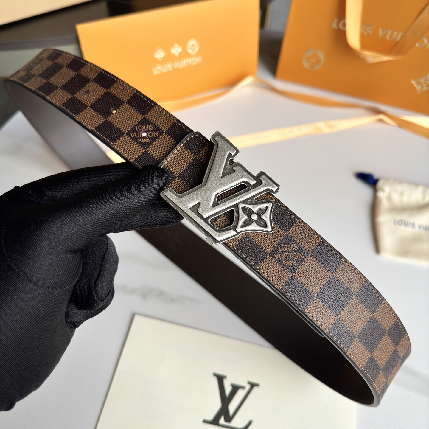 LV.路易威登全套包装  奢华款现代 Taurillon 皮革 饰以雅致大方的标志性 LV 首字母 柔软结实的皮带 双色搭配可双面使用 可搭配从礼服到休闲装各种服饰 宽度4.0cm 