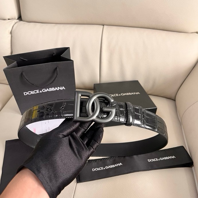 DG 宽4.0cm  Dolce Gabbana  新款男士鳄鱼纹腰带 搭配全新镀钌 DG 交叉造型徽标搭扣 
