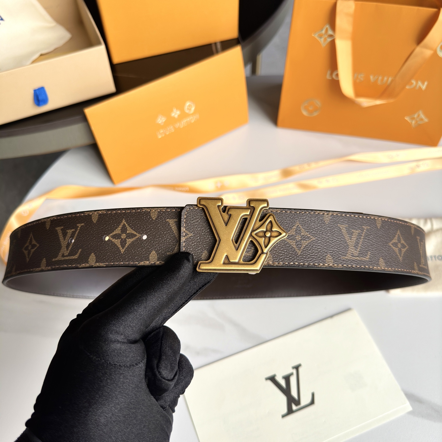 LV.路易威登全套包装  奢华款现代 Taurillon 皮革 饰以雅致大方的标志性 LV 首字母 柔软结实的皮带 双色搭配可双面使用 可搭配从礼服到休闲装各种服饰 宽度4.0cm 