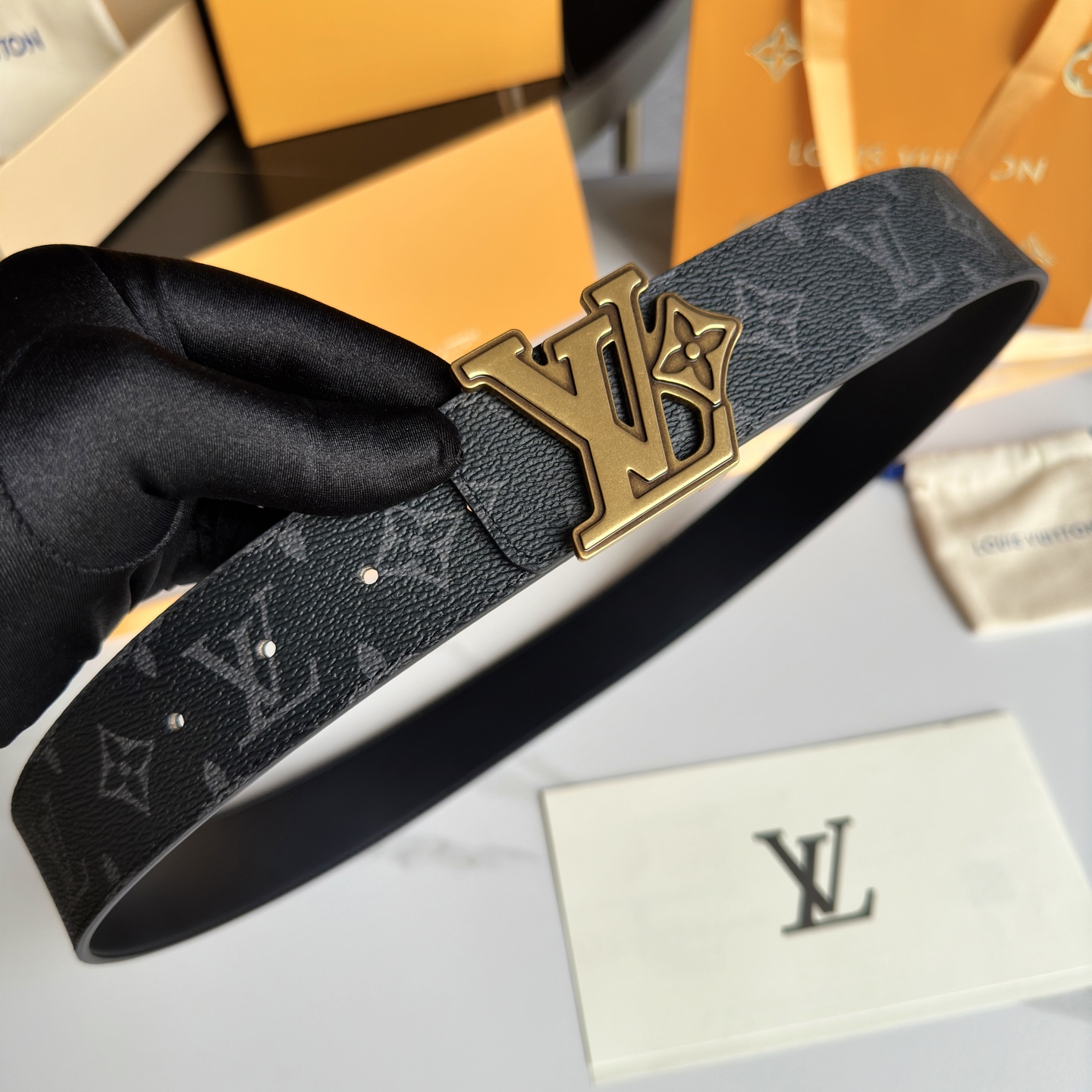 LV.路易威登全套包装  奢华款现代 Taurillon 皮革 饰以雅致大方的标志性 LV 首字母 柔软结实的皮带 双色搭配可双面使用 可搭配从礼服到休闲装各种服饰 宽度4.0cm 