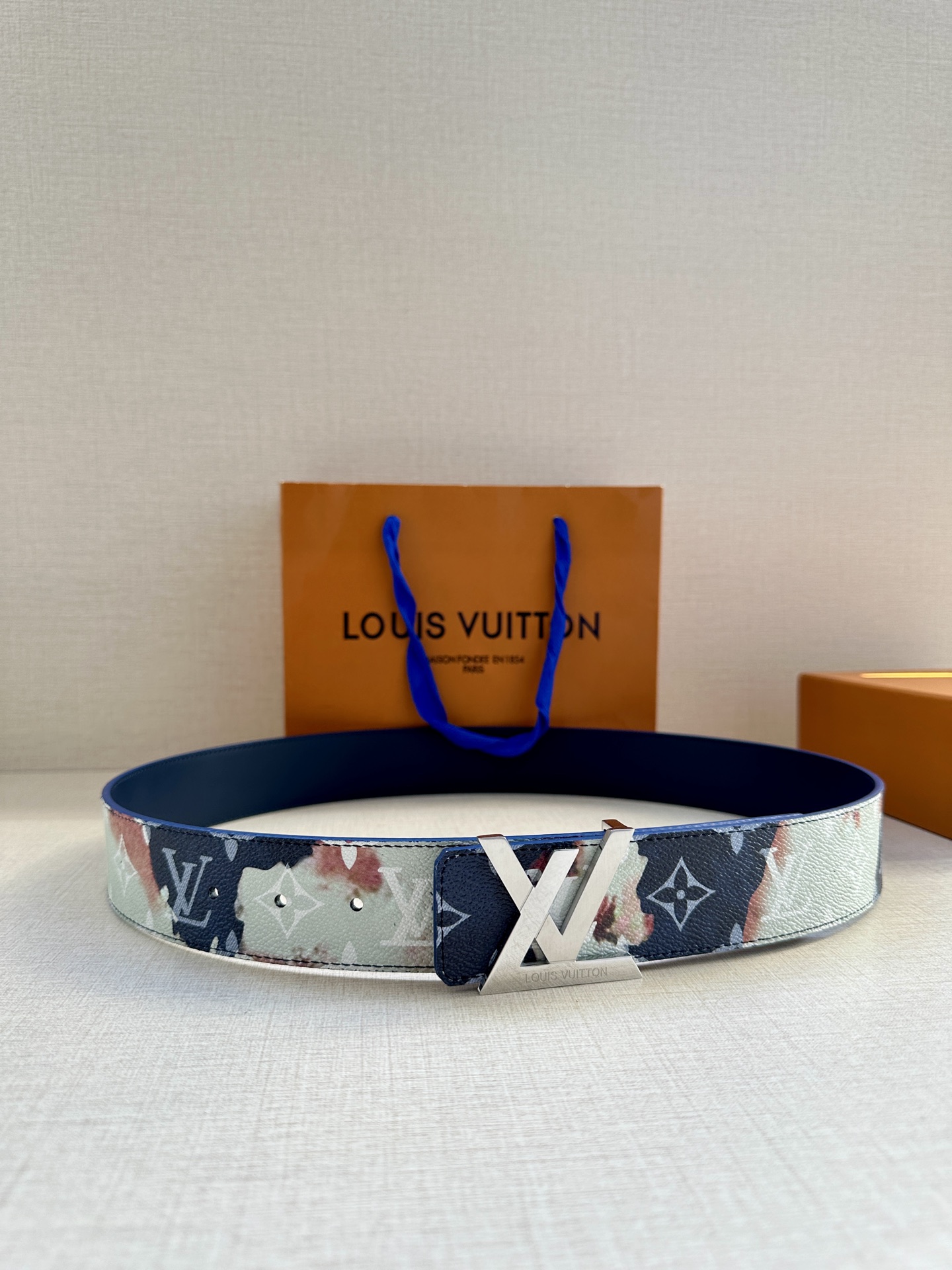本款4.0宽LV Initials 双面腰带以醒目图案描摹烧焦的纸张 唤起对熊熊篝火和户外时光的回忆 素净一面展露经典格调 做旧 LV Initiales 搭扣点睛潮流风尚