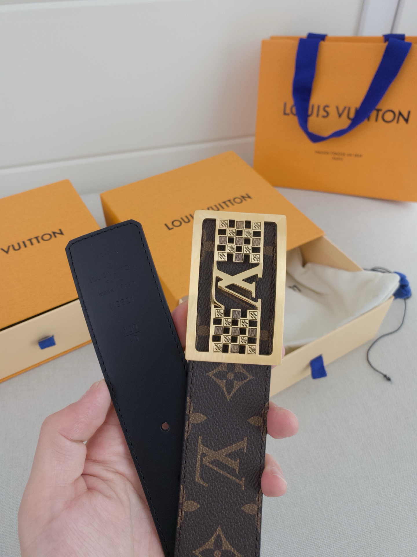 LV.路易威登全套包装  奢华款现代 Taurillon 皮革 饰以雅致大方的标志性 LV 首字母 柔软结实的皮带 双色搭配可双面使用 可搭配从礼服到休闲装各种服饰 宽度4.0cm 