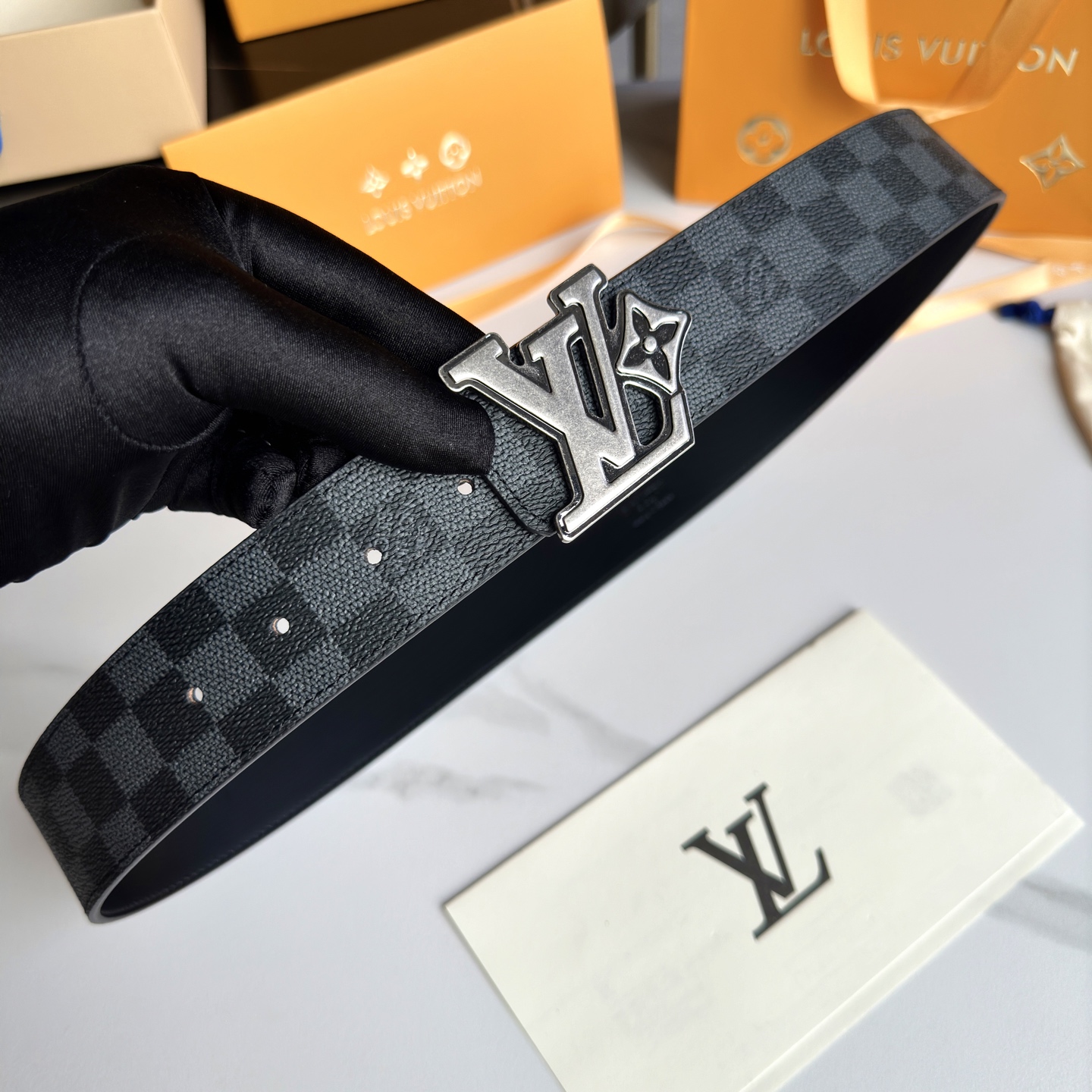 LV.路易威登全套包装  奢华款现代 Taurillon 皮革 饰以雅致大方的标志性 LV 首字母 柔软结实的皮带 双色搭配可双面使用 可搭配从礼服到休闲装各种服饰 宽度4.0cm 