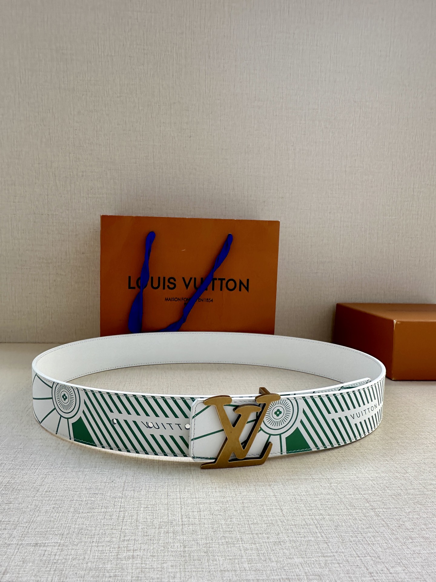 本款4.0宽LV Imprint 双面腰带令休闲造型展露新季街头风范 皮革腰带压印 Vuitton 字样 延续运动鞋外底的灵感启发 LV 字母搭扣拥有缤纷边缘 不羁格调与鞋履系列搭配相宜