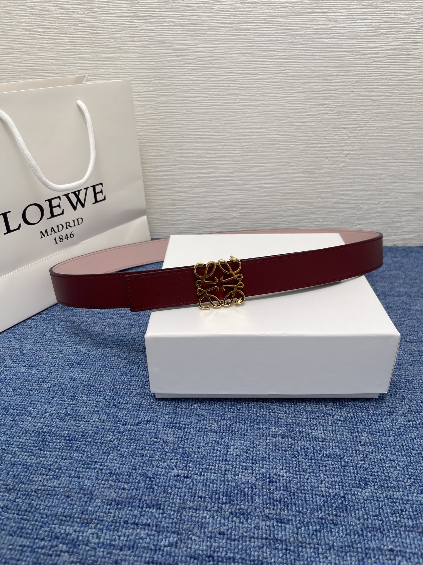 LOEWE  罗意威 专柜最新同款腰带 宽 2.8cm  选用光滑牛皮革双面腰带   配有Anagram针扣五孔调节 卓越的工艺 个性的造型  精美的材质   