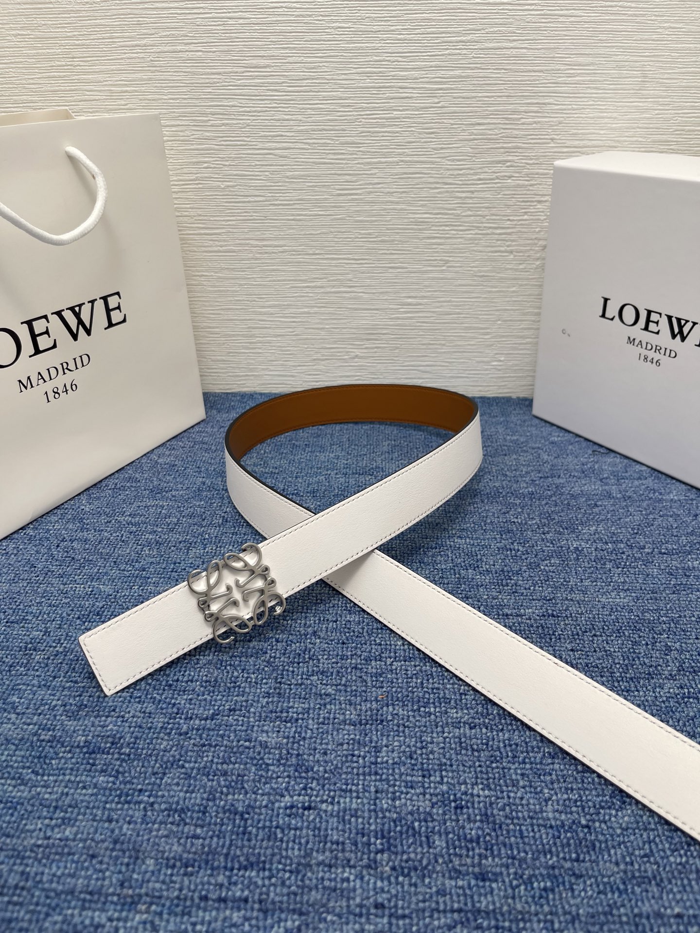 LOEWE  罗意威 专柜最新同款腰带 宽 2.8cm  选用光滑牛皮革双面腰带   配有Anagram针扣五孔调节 卓越的工艺 个性的造型  精美的材质   