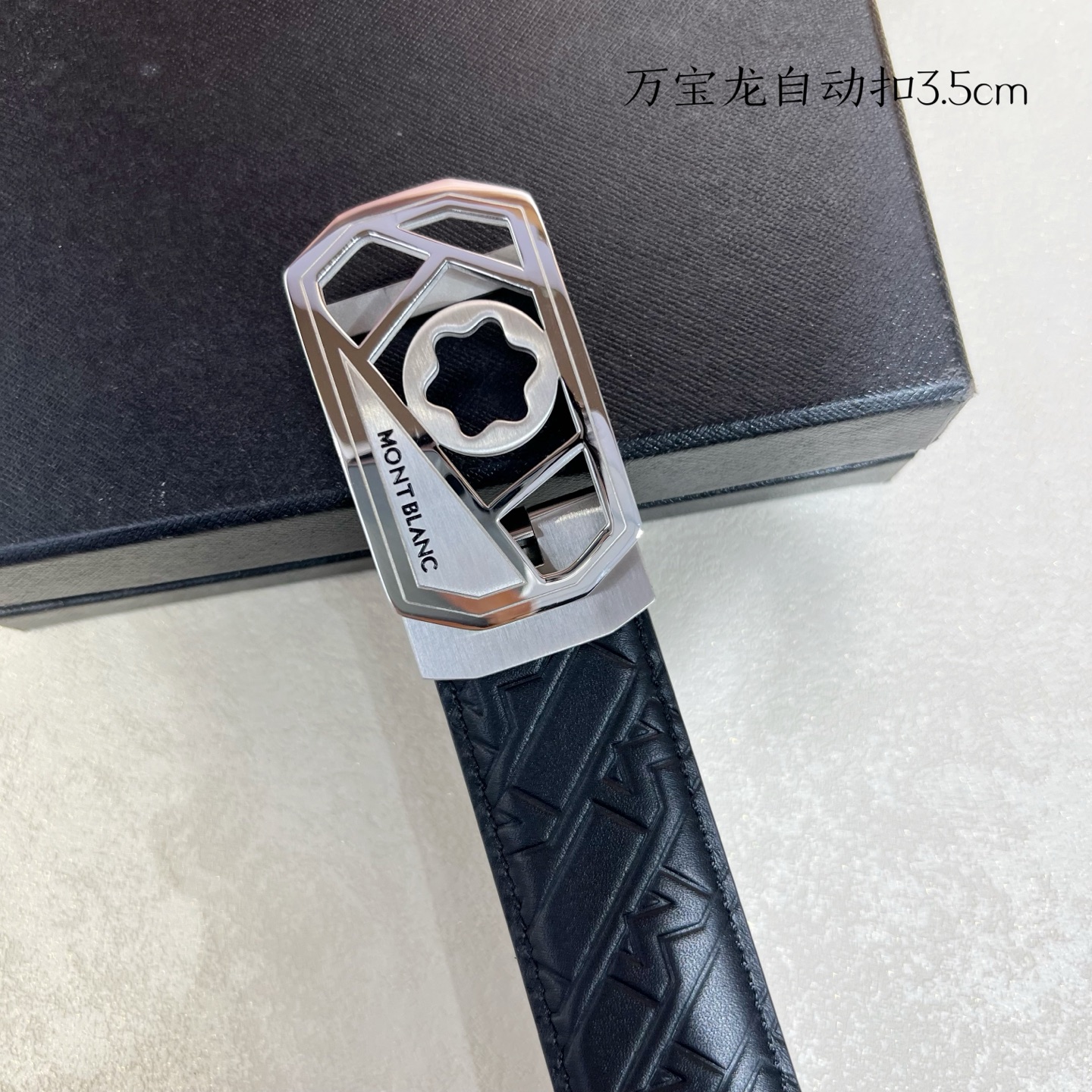  万宝龙 新款进口小牛皮 手感细腻柔软 搭配纯钢自动精品钢扣 宽度 3.5cm