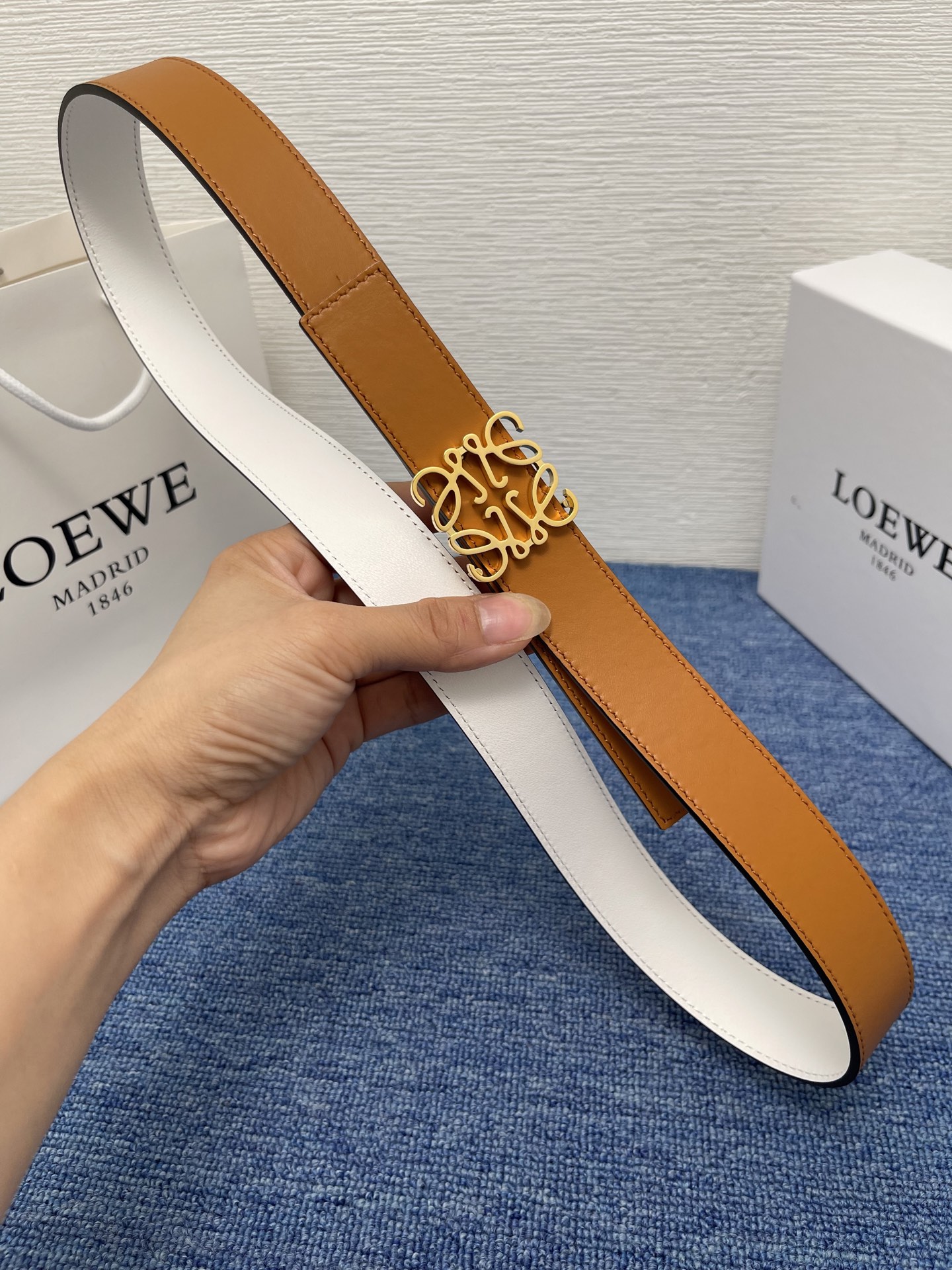 LOEWE  罗意威 专柜最新同款腰带 宽 2.8cm  选用光滑牛皮革双面腰带   配有Anagram针扣五孔调节 卓越的工艺 个性的造型  精美的材质   