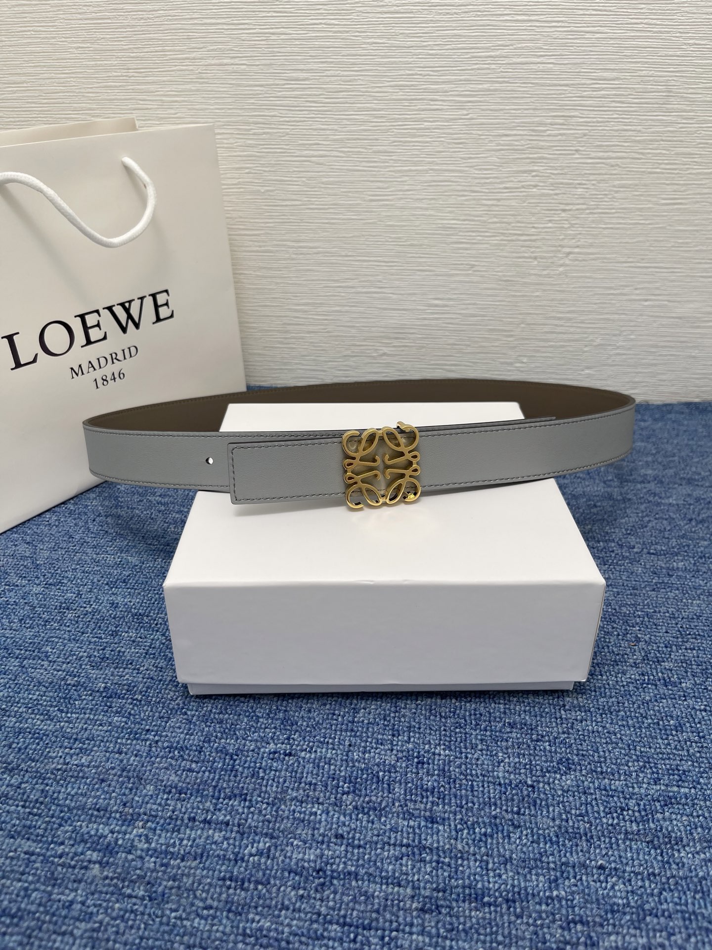 LOEWE  罗意威 专柜最新同款腰带 宽 2.8cm  选用光滑牛皮革双面腰带   配有Anagram针扣五孔调节 卓越的工艺 个性的造型  精美的材质   