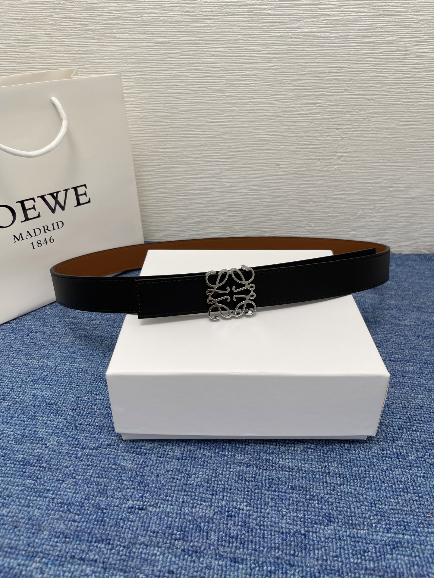 LOEWE  罗意威 专柜最新同款腰带 宽 2.8cm  选用光滑牛皮革双面腰带   配有Anagram针扣五孔调节 卓越的工艺 个性的造型  精美的材质   