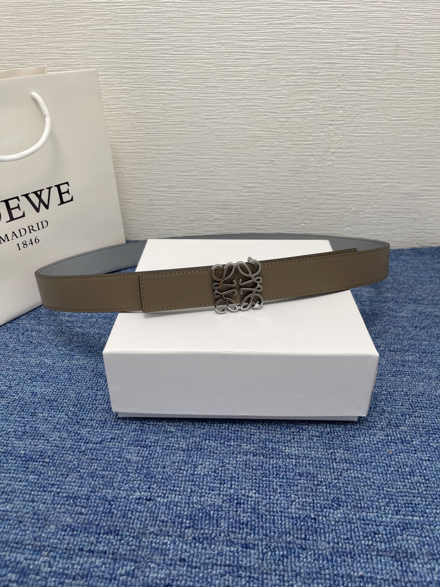 LOEWE  罗意威 专柜最新同款腰带 宽 2.8cm  选用光滑牛皮革双面腰带   配有Anagram针扣五孔调节 卓越的工艺 个性的造型  精美的材质   