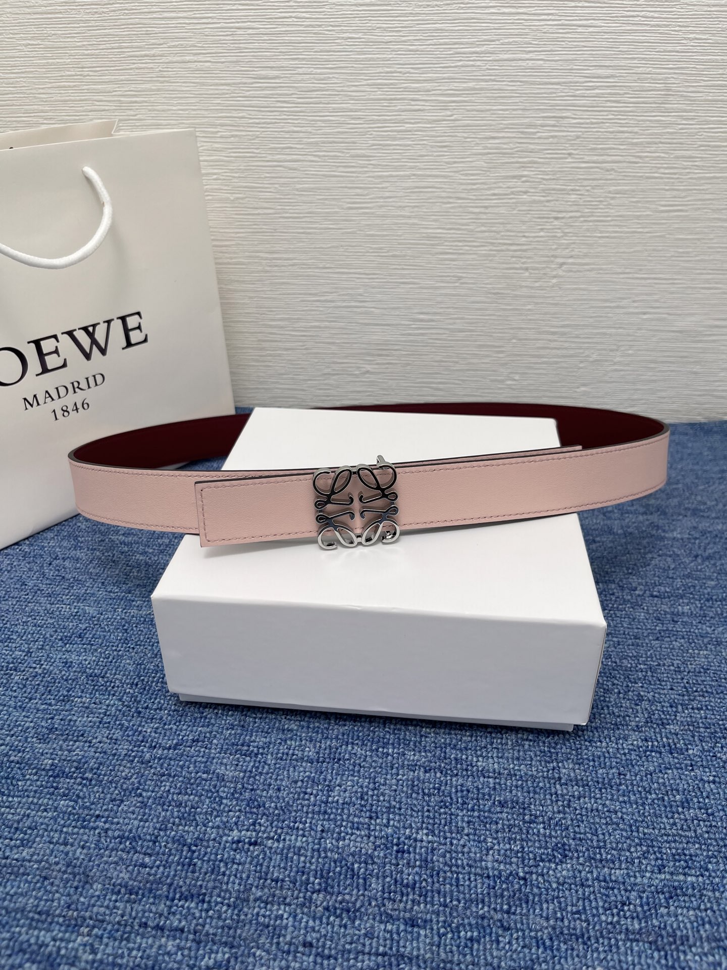 LOEWE  罗意威 专柜最新同款腰带 宽 2.8cm  选用光滑牛皮革双面腰带   配有Anagram针扣五孔调节 卓越的工艺 个性的造型  精美的材质   