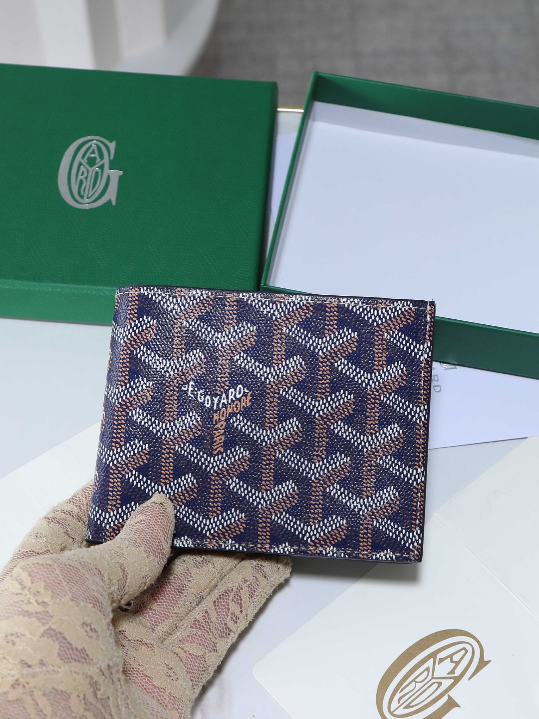  特级品质 原厂货 戈雅 Goyard 经典对折短夹 多年来位居品牌钱包类销售榜首 实用的内部结构 和经典的设计配上精美的手工 是品味的象征 编号 020258