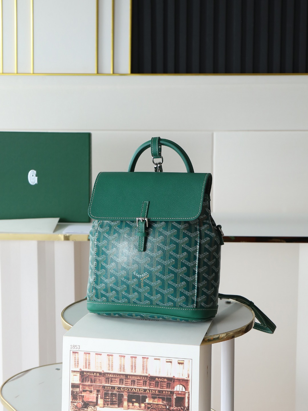  特级品质 原厂货 Goyard Aln迷你 双肩包纽扣款  送原版礼品盒  升级版说明书 丝带 Aln迷你双肩包是浓缩的Aln中号版 注重模和多功能性 设有一组巧妙的挂钩和两条可拆卸可调节的肩带 使Aln迷你包既可以手拎 也能够肩背或者斜挎在身上 还能成为你的迷你 小书包 尺寸:19*20*9 cm  020194