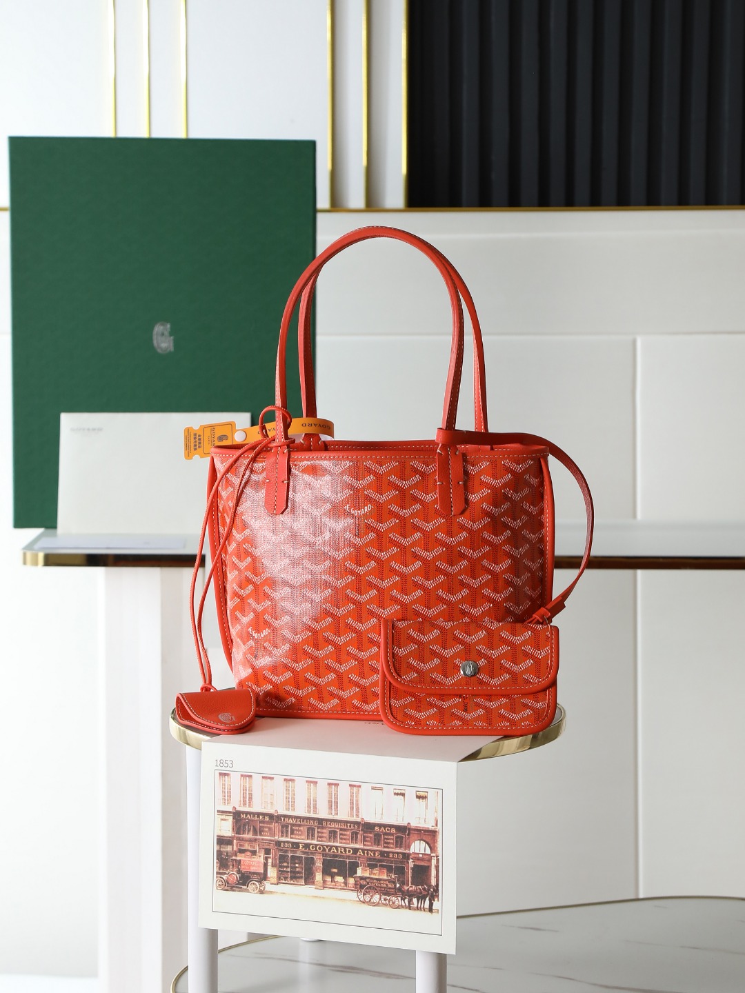  特级品质 进口牛皮 goyard 戈雅 经多次研究与改良 不断提升面料与皮质 全方位独家定制  只为不断达到客户的高品质要求  底布采用与zp一致的定制高品雨露麻   再涂上光面的树胶醛醣 颗粒质感与zp相媲美 达到一种似光又亚的感觉 皮质为头层小牛皮  柔韧不剌手  对版对称花纹 颜色纯正无色差 细节看图片尺寸size 袋口28cm 底20*高20*底宽10cm 020660 货号2321灰色