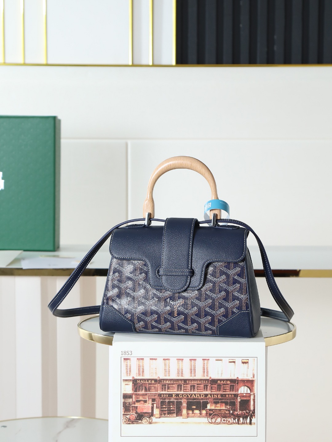  特级品质 原厂货 全新升级goyard saigon 小号包 外进口小牛搭配 对版戈雅料 内里也是进口小牛  手柄是实木制作 saigon包是goyar之家最具代表性的经典包款之一 它以手袋的形式呈现出 goyar所有旅行箱制作工艺的特点 saigon 小号包充足的容量使它成为日用包款的完美之选 气质优雅与时尚摩登感相结合 不同搭配不同风格   手提   肩背  斜挎 尺寸 size :20x14.5x9cm 加上木柄总高25cm货号8005