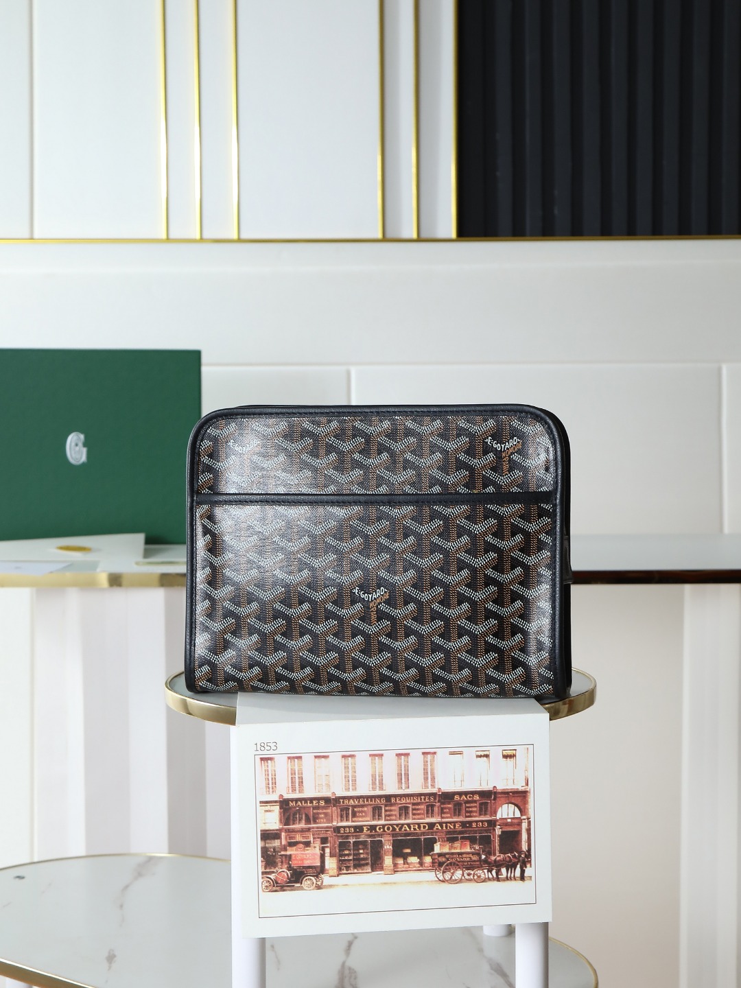  特级品质 原厂货 小号 戈家 新品Jouvence  洗漱包   Goyard Jouvence  洗漱包系列一直是Goyard生活和旅行艺术的经典之作 牛皮手工制作 搭配黄色里布 内外均有一个隔层设计  简约轻盈 牢固耐用 内衬干净整洁 外观优雅时尚 是旅途中不可或缺的功能性产品   大号洗漱包是收纳大容量的完美之选 小号洗漱包外出随身携带 容纳急速补妆的单品 亦可作为小钱包和手拿包使用 是Goyard 实用性和都市风格的代表之作 型号:020205尺寸  25x18 7cm