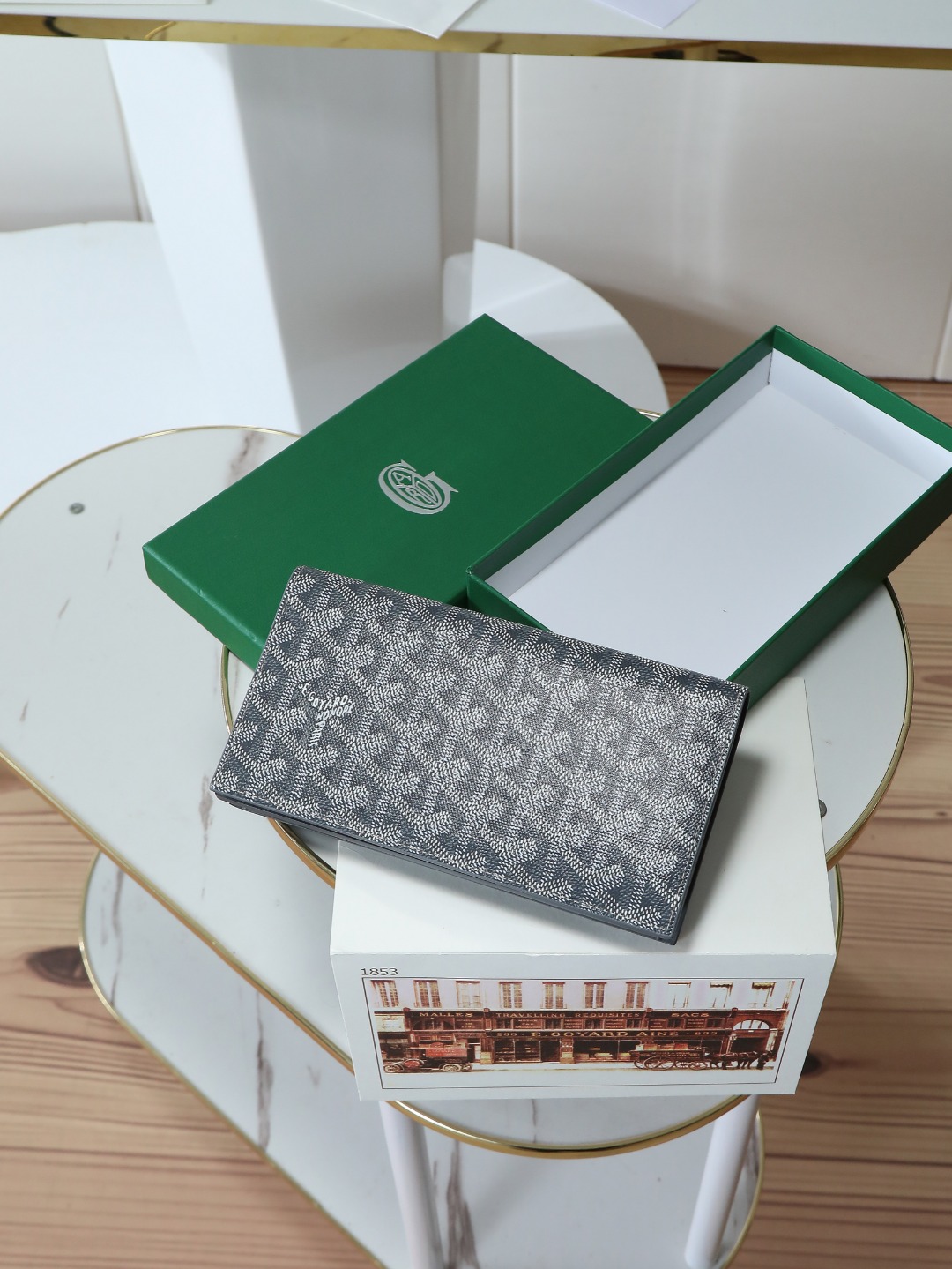  特级品质 原厂货 RICHELIEU 两折长款西装夹 升级按扣闭合固定更安全 内设计多卡位 零钱位 证件位 可存放现金 手机 证件 内里使用小牛皮 山羊皮衬里 更经久耐用 可存放于包内 西装 亦可手拿 男女通用 型号 020243尺寸 19 10.5 2cm