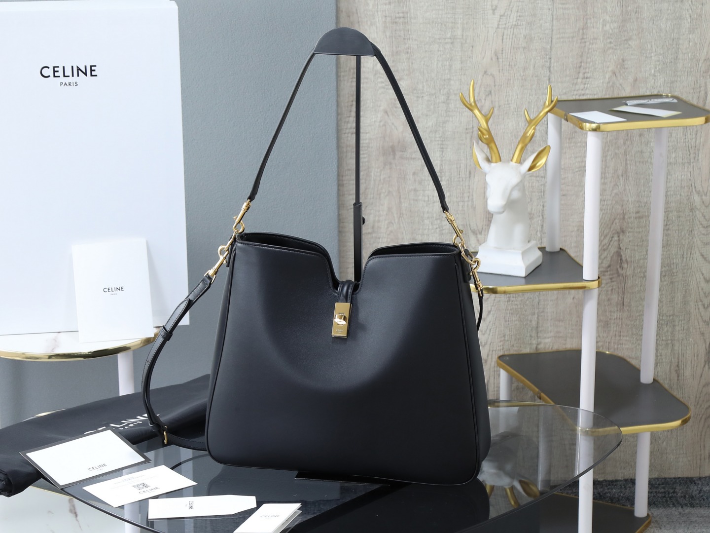  特级品质 全钢五金 CAMILLE 16 SOFT中号光滑牛皮革手袋14.2 X 11.6 X 2.8英寸 36 X 29.5 X 7厘米 本款型可装下IPAD等智能平板电脑牛皮革羊皮革衬里斜挎和肩背旋转锁扣开合1个主隔层1个内侧拉链口袋1条可拆卸手提 肩背肩带 长度9.8英寸 25厘米 1条可拆卸和可调节肩带 适合斜挎 最小长度16.5英寸 42厘米  最大长度19英寸 48厘米 编号 119563FX9.03PA