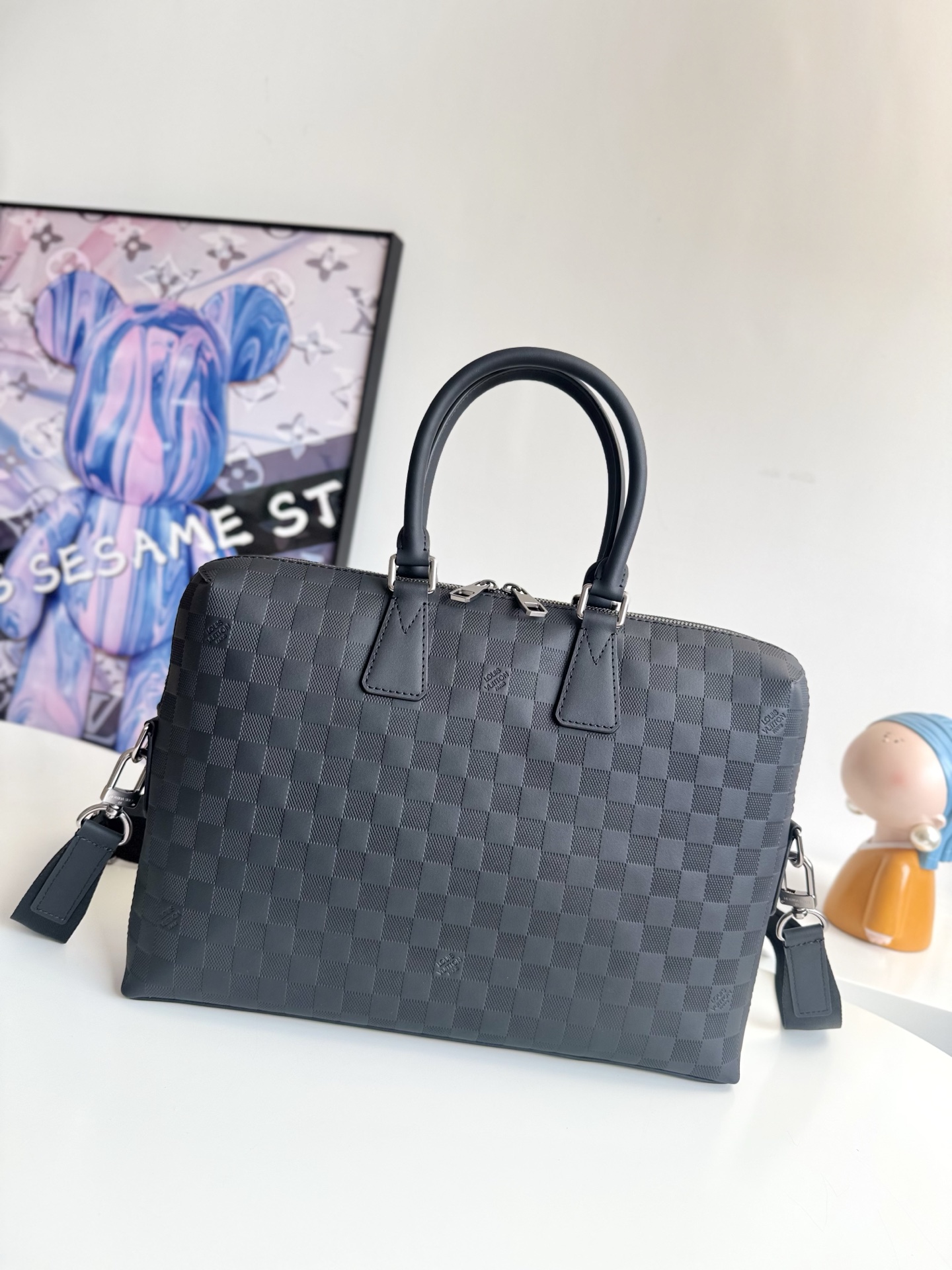   动态芯片    海外原单N48224压格独家实拍 Porte-Documents Jour 公文包采用了柔软的Damier Infini皮革 对都市男性而言 该款包袋具有很高的实用度 有多种背挎方式 包的前部口袋采用拉链封口 可以容纳一台15英寸的笔记本电脑 尺寸 37 28 6cm