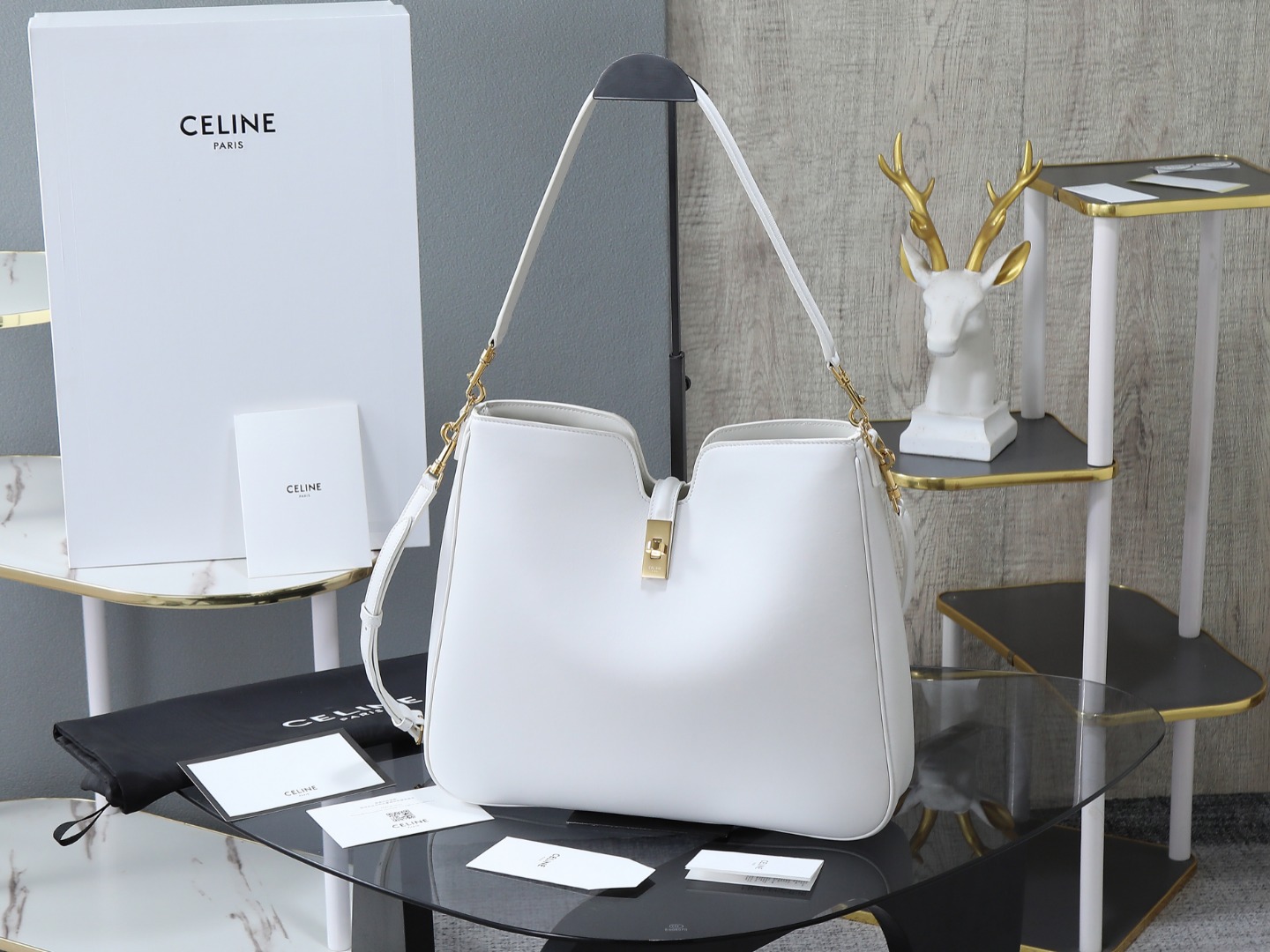  特级品质 全钢五金 CAMILLE 16 SOFT中号光滑牛皮革手袋14.2 X 11.6 X 2.8英寸 36 X 29.5 X 7厘米 本款型可装下IPAD等智能平板电脑牛皮革羊皮革衬里斜挎和肩背旋转锁扣开合1个主隔层1个内侧拉链口袋1条可拆卸手提 肩背肩带 长度9.8英寸 25厘米 1条可拆卸和可调节肩带 适合斜挎 最小长度16.5英寸 42厘米  最大长度19英寸 48厘米 编号 119563FX9.03PA