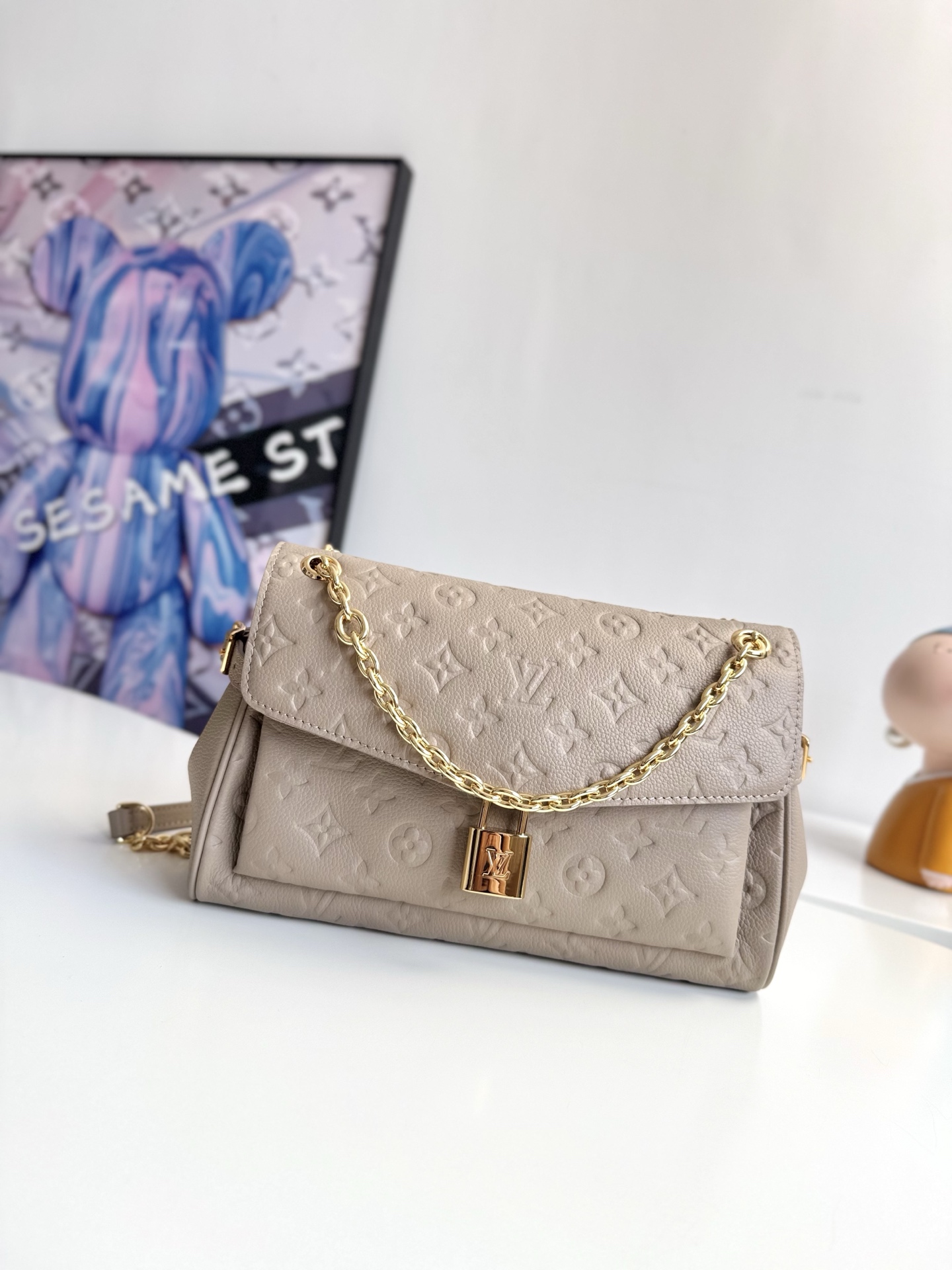  163c动态芯片配专柜包装   海外原单M14973独家实拍 本款 Anytime Flap Bag 手袋取材 Monogram Empreinte 皮革 延续 Anytime Shopper 系列的设计元素 轻松打造昼夜皆宜的个性造型 侧面搭扣巧妙扩充空间 便于收纳日常所需 耀目滑链肩带实现灵活背携 LV 挂锁再添标志性笔触 尺寸 29.5 18.5 9.5cm