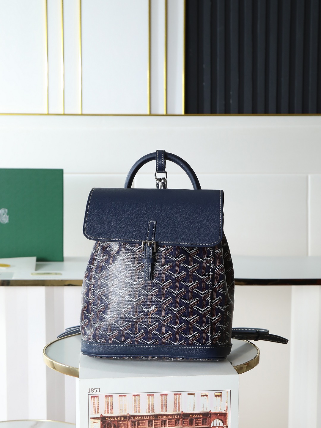  特级品质 原厂货 Goyard Aln迷你 双肩包纽扣款  送原版礼品盒  升级版说明书 丝带 Aln迷你双肩包是浓缩的Aln中号版 注重模和多功能性 设有一组巧妙的挂钩和两条可拆卸可调节的肩带 使Aln迷你包既可以手拎 也能够肩背或者斜挎在身上 还能成为你的迷你 小书包 尺寸:19*20*9 cm  020194