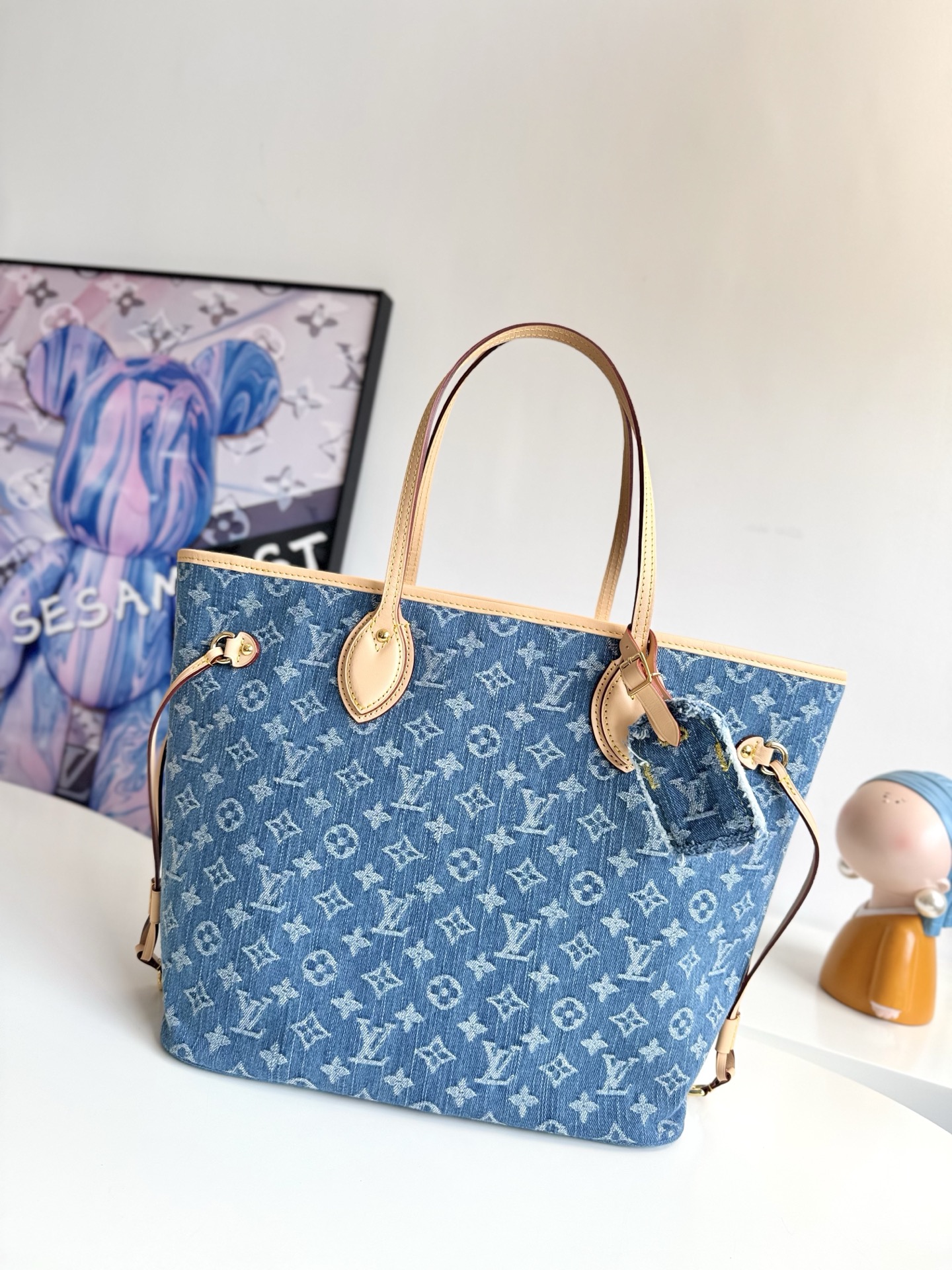   163c动态芯片配专柜包装    海外原单M13192独家实拍 本款 Neverfull 中号手袋为 Monogram 丹宁布点缀牛皮革饰边 借侧面可调节饰带灵活收束廓形 成就都市出行的经典之选 充裕空间可轻松收纳 13 寸笔记本电脑 可拆卸拉链袋等多重口袋完善功能考量 尺寸 31 28 14cm