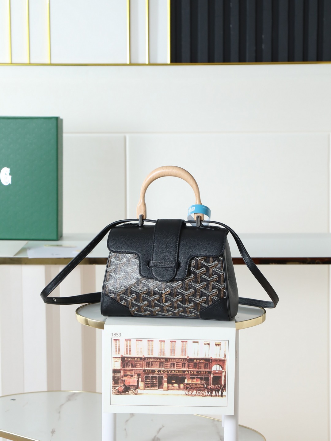  特级品质 原厂货 全新升级goyard saigon 小号包 外进口小牛搭配 对版戈雅料 内里也是进口小牛  手柄是实木制作 saigon包是goyar之家最具代表性的经典包款之一 它以手袋的形式呈现出 goyar所有旅行箱制作工艺的特点 saigon 小号包充足的容量使它成为日用包款的完美之选 气质优雅与时尚摩登感相结合 不同搭配不同风格   手提   肩背  斜挎 尺寸 size :20x14.5x9cm 加上木柄总高25cm货号8005