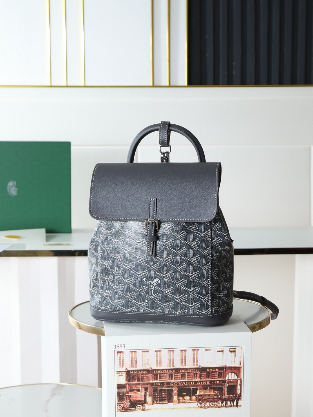  特级品质 原厂货 Goyard Aln迷你 双肩包纽扣款  送原版礼品盒  升级版说明书 丝带 Aln迷你双肩包是浓缩的Aln中号版 注重模和多功能性 设有一组巧妙的挂钩和两条可拆卸可调节的肩带 使Aln迷你包既可以手拎 也能够肩背或者斜挎在身上 还能成为你的迷你 小书包 尺寸:19*20*9 cm  020194灰色