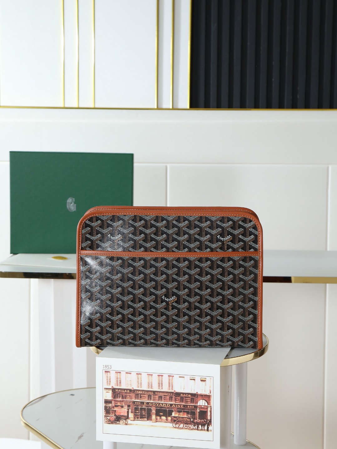  特级品质 原厂货 Goyard Jouvence  洗漱包    Goyard Jouvence  洗漱包系列一直是Goyard生活和旅行艺术的经典之作 牛皮手工制作 搭配黄色里布 内外均有一个隔层设计  简约轻盈 牢固耐用 内衬干净整洁 外观优雅时尚 是旅途中不可或缺的功能性产品    大号洗漱包是收纳大容量的完美之选 小号洗漱包外出随身携带 容纳急速补妆的单品 亦可作为小钱包和手拿包使用 是Goyard 实用性和都市风格的代表之作 尺寸 GM size  30x23 7.5cm  020206