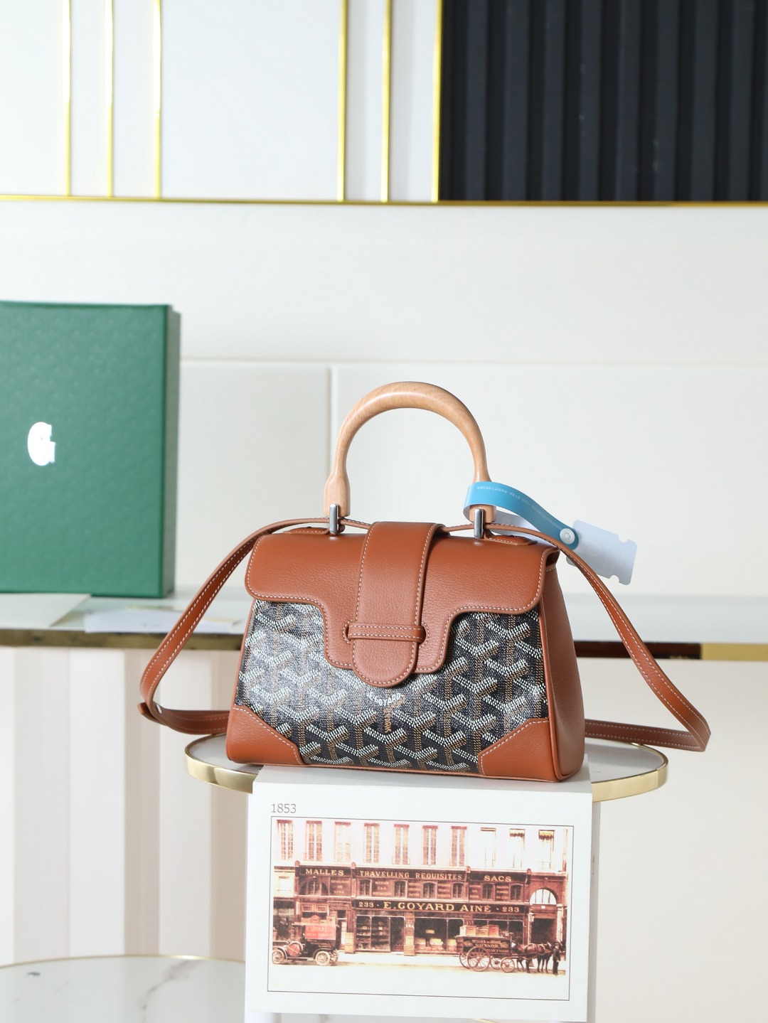  特级品质 原厂货 全新升级goyard saigon 小号包 外进口小牛搭配 对版戈雅料 内里也是进口小牛  手柄是实木制作 saigon包是goyar之家最具代表性的经典包款之一 它以手袋的形式呈现出 goyar所有旅行箱制作工艺的特点 saigon 小号包充足的容量使它成为日用包款的完美之选 气质优雅与时尚摩登感相结合 不同搭配不同风格   手提   肩背  斜挎 尺寸 size :20x14.5x9cm 加上木柄总高25cm货号8005