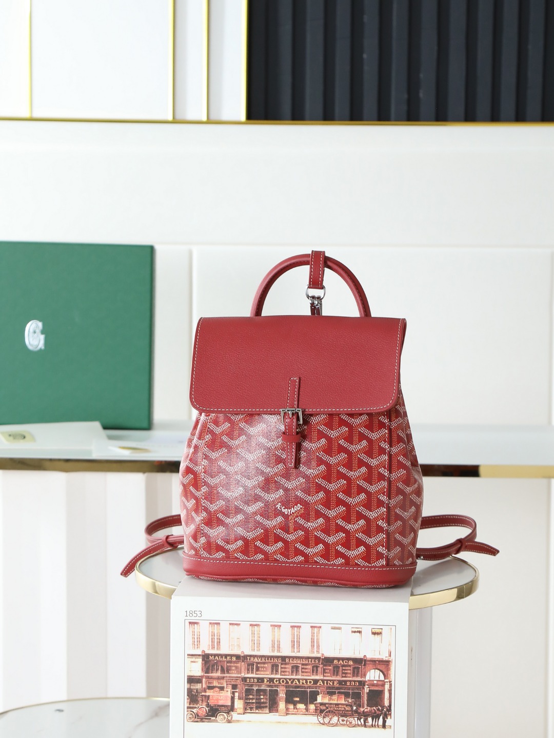  特级品质 原厂货 Goyard Aln迷你 双肩包纽扣款  送原版礼品盒  升级版说明书 丝带 Aln迷你双肩包是浓缩的Aln中号版 注重模和多功能性 设有一组巧妙的挂钩和两条可拆卸可调节的肩带 使Aln迷你包既可以手拎 也能够肩背或者斜挎在身上 还能成为你的迷你 小书包 尺寸:19*20*9 cm  020194红色