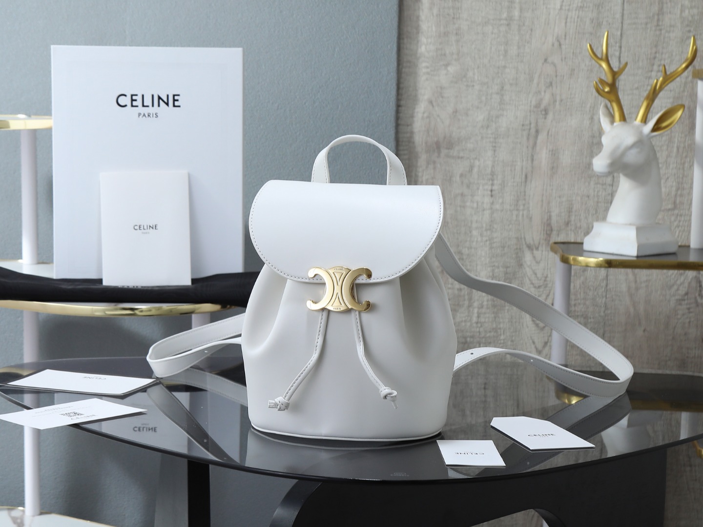  特级品质 全钢五金 CELINE  BONNIE光滑牛皮革背包 羊皮革衬里 手提 双肩背和单肩背 TRIOMPHE磁扣 抽绳皮革系带 皮革提手  长度8cm可调节肩带 最小长度34cm 最大长度45cm 尺寸:25x18x13编号:118703