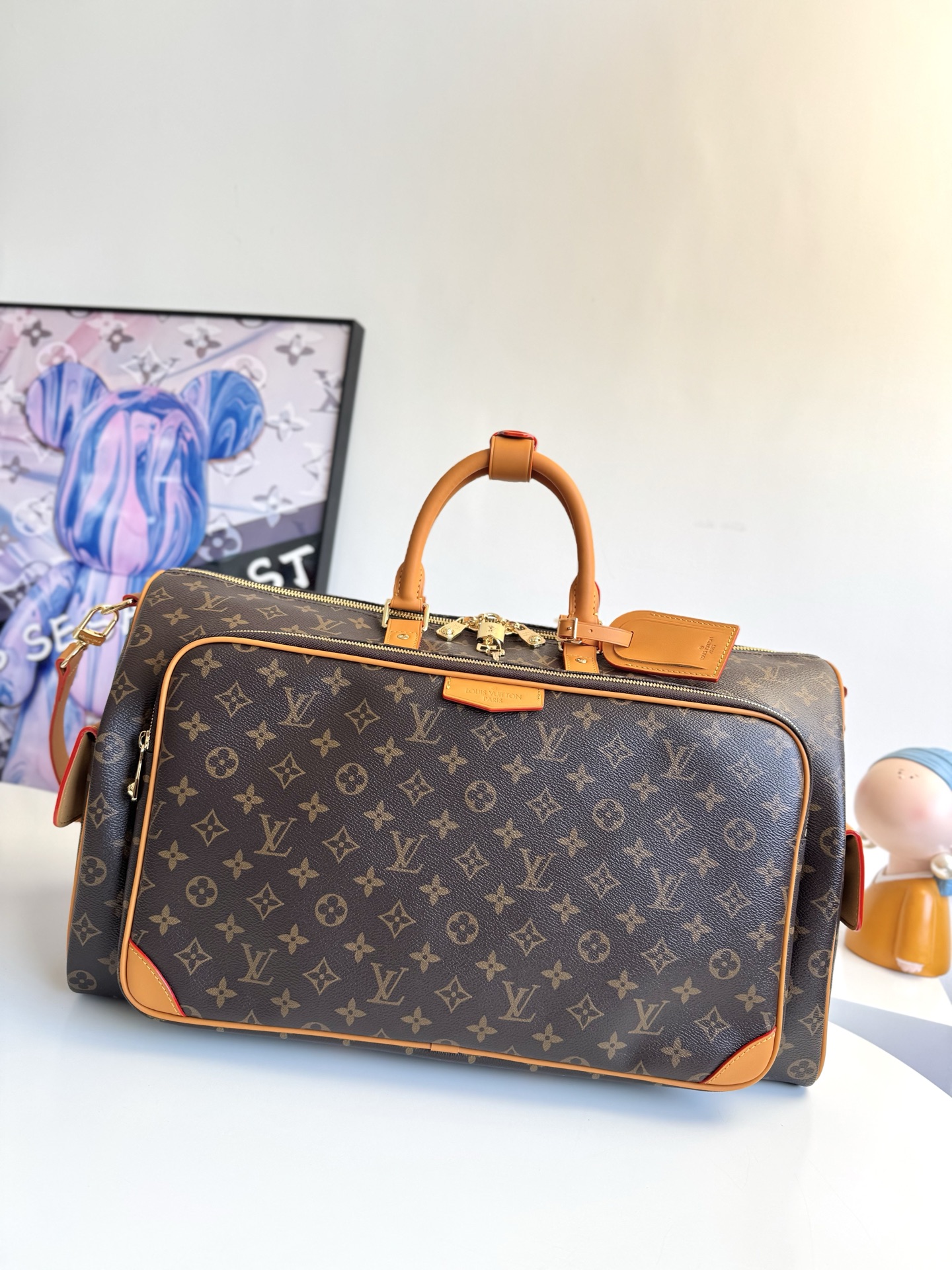  动态芯片    海外原单M14735独家实拍 本款 Keepall Cargo 50 旅行袋出自 Monogram Archive 系列 以摩登笔触致意品牌经典设计 Monogram 涂层帆布包身融入做旧牛皮革饰边和耀目金属件 主隔层与前袋的拉链头点缀金属质感珠饰 彰显 Pharrell Williams 的新锐巧思 尺寸 52 29 23cm