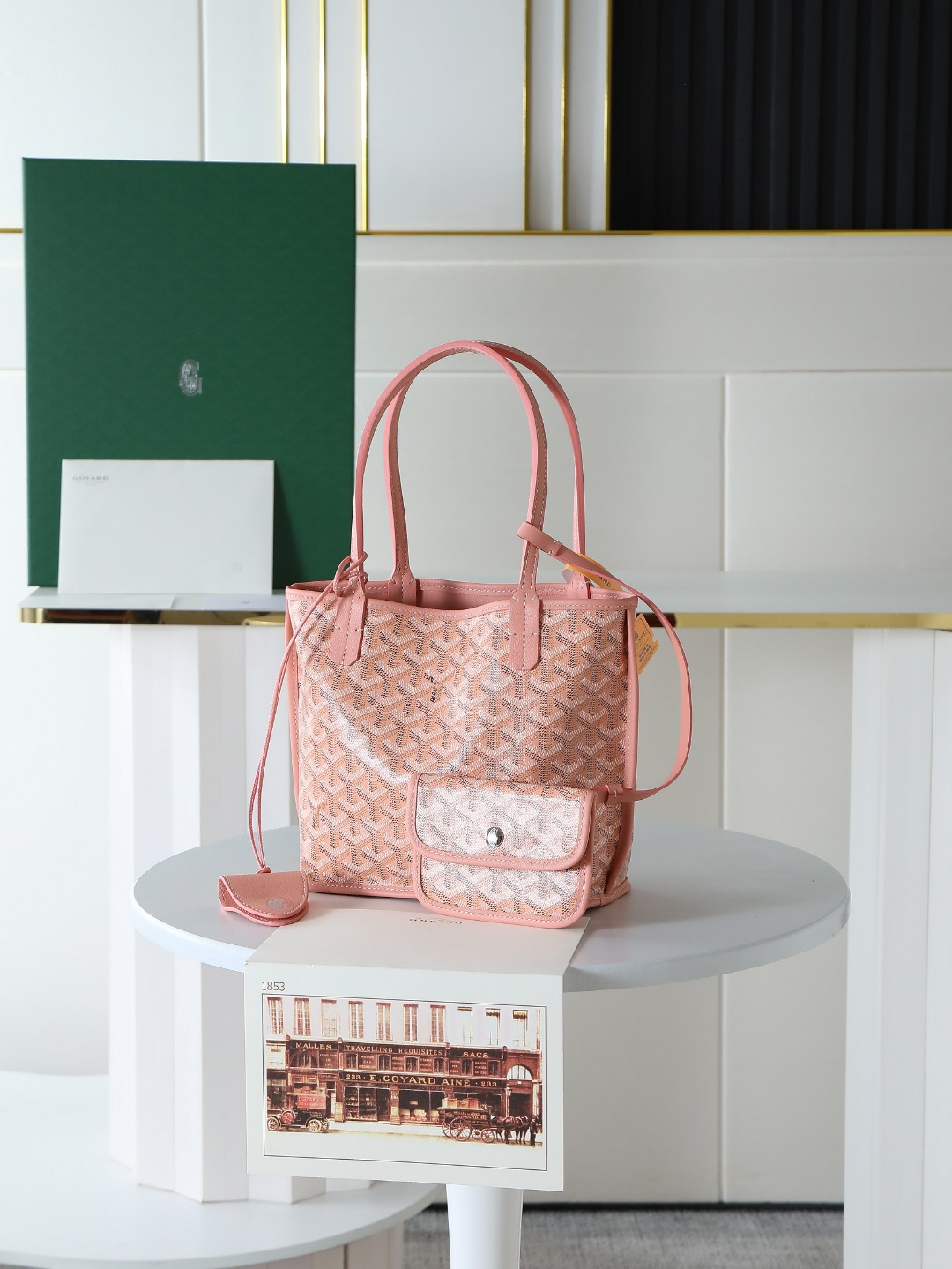  特级品质 进口牛皮 goyard 戈雅 经多次研究与改良 不断提升面料与皮质 全方位独家定制  只为不断达到客户的高品质要求  底布采用与zp一致的定制高品雨露麻   再涂上光面的树胶醛醣 颗粒质感与zp相媲美 达到一种似光又亚的感觉 皮质为头层小牛皮  柔韧不剌手  对版对称花纹 颜色纯正无色差 细节看图片尺寸size 袋口28cm 底20*高20*底宽10cm 020660 货号2321