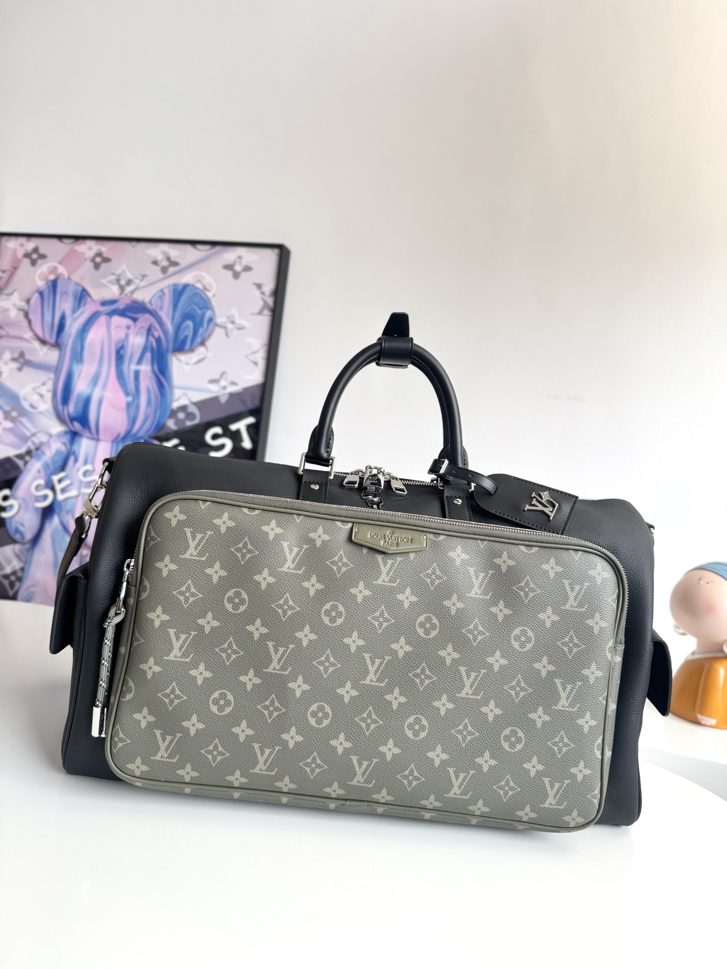  动态芯片    海外原单M12690独家实拍 本款 Keepall Bandoulière 50 旅行袋出自 LV Park 系列 为粒面皮革包身巧妙融入 Monogram 涂层帆布拉链侧袋 可拆卸 LV Lovers 绒面名牌印证品牌身份 尺寸 50 29 23cm