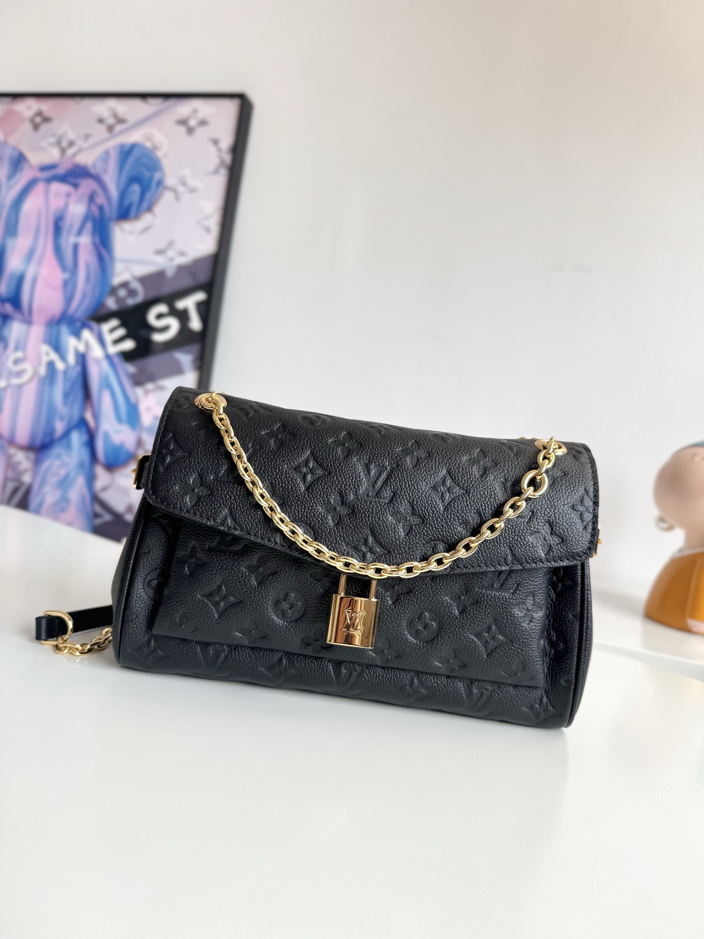  163c动态芯片配专柜包装   海外原单M14604独家实拍 本款 Anytime Flap Bag 手袋取材 Monogram Empreinte 皮革 延续 Anytime Shopper 系列的设计元素 轻松打造昼夜皆宜的个性造型 侧面搭扣巧妙扩充空间 便于收纳日常所需 耀目滑链肩带实现灵活背携 LV 挂锁再添标志性笔触 尺寸 29.5 18.5 9.5cm
