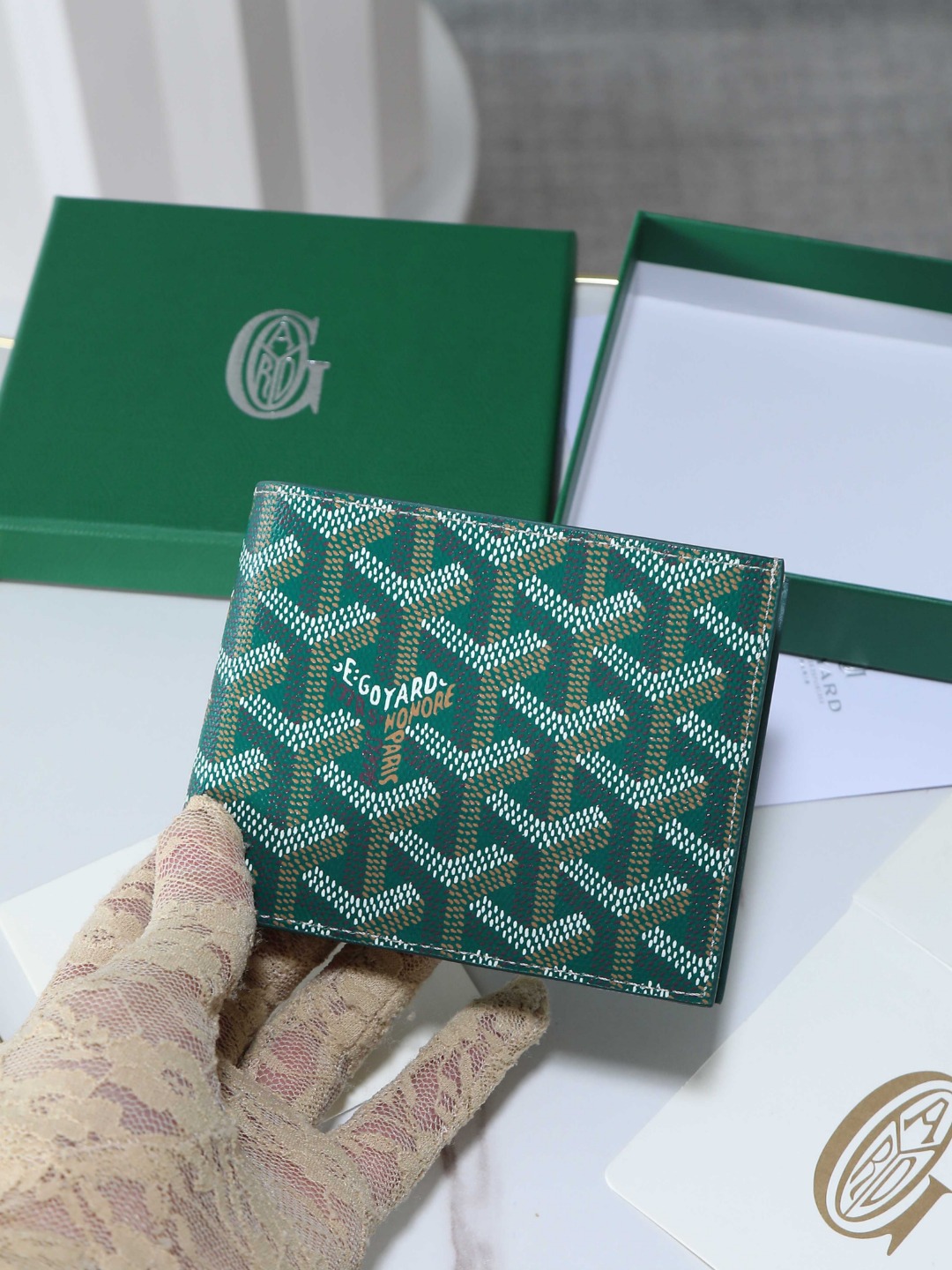  特级品质 原厂货 戈雅 Goyard 经典对折短夹 多年来位居品牌钱包类销售榜首 实用的内部结构 和经典的设计配上精美的手工 是品味的象征 编号 020258