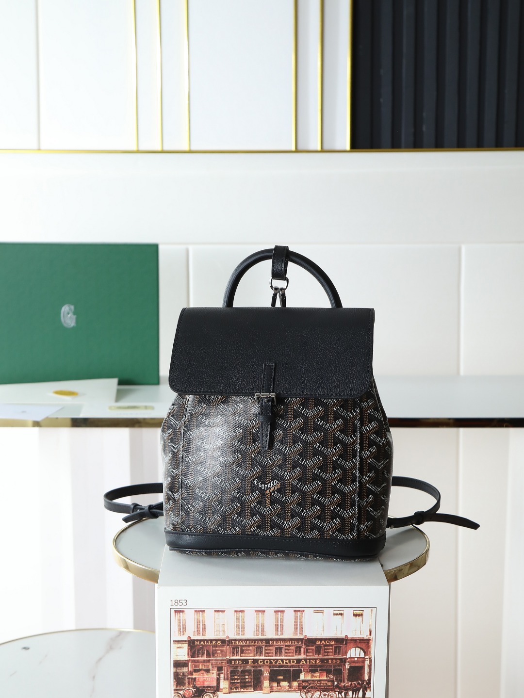  特级品质 原厂货 Goyard Aln迷你 双肩包纽扣款  送原版礼品盒  升级版说明书 丝带 Aln迷你双肩包是浓缩的Aln中号版 注重模和多功能性 设有一组巧妙的挂钩和两条可拆卸可调节的肩带 使Aln迷你包既可以手拎 也能够肩背或者斜挎在身上 还能成为你的迷你 小书包 尺寸:19*20*9 cm  020194黑色
