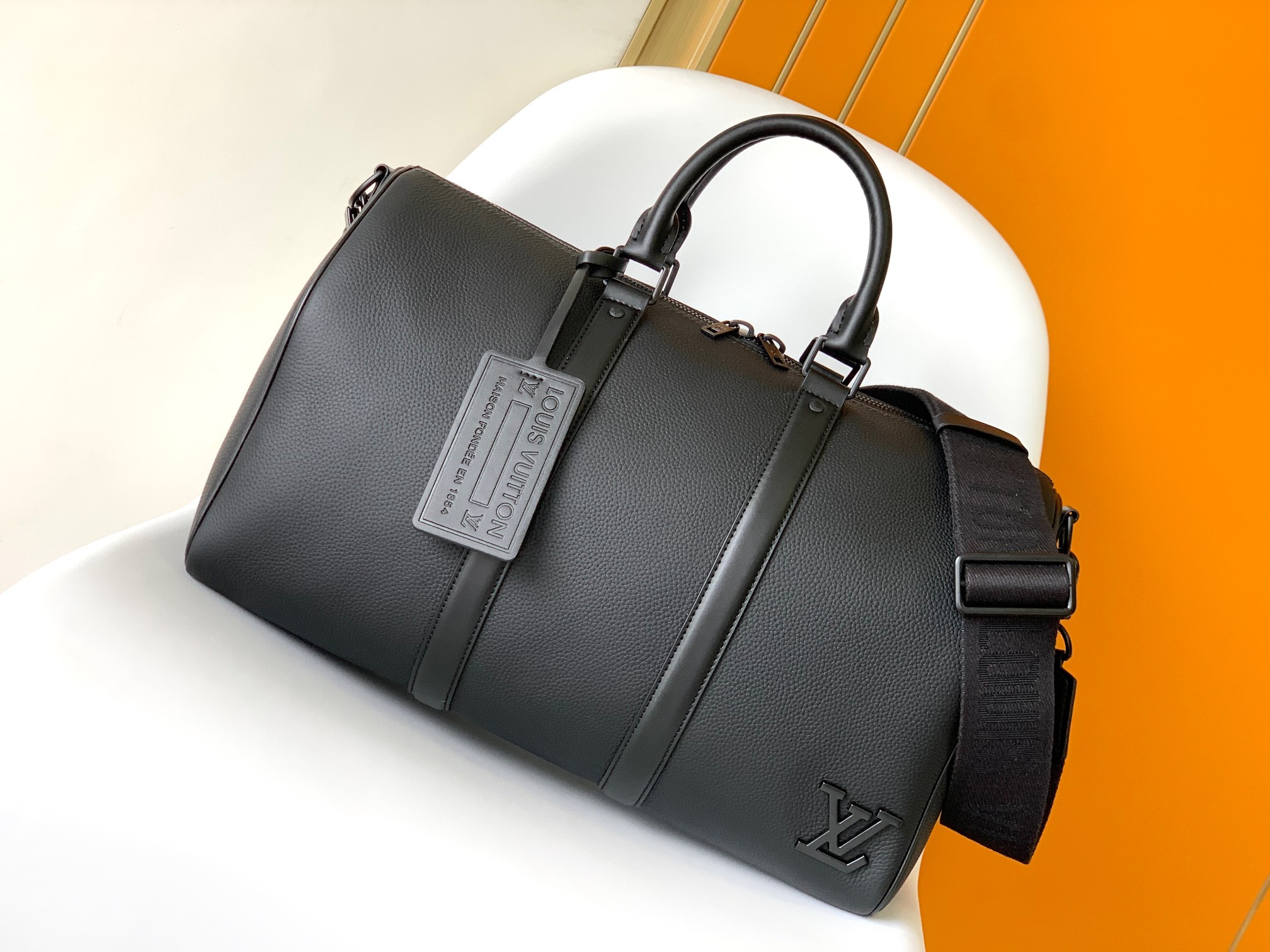 顶级原单M21420大号 M57088小号 头层皮推出 Aerogram 版本的新款 Keepall BANDOULIÈRE 40 旅行袋 由黑色柔软粒面皮革制成 内敛时尚 黑色金属字母标识 订制皮革名牌与可脱卸提花肩带等低调细节设计彰显品牌格调 人性化尺寸设计与多种背携选择令其成为百搭旅行单品 尺寸 42 x 26 x 20 厘米