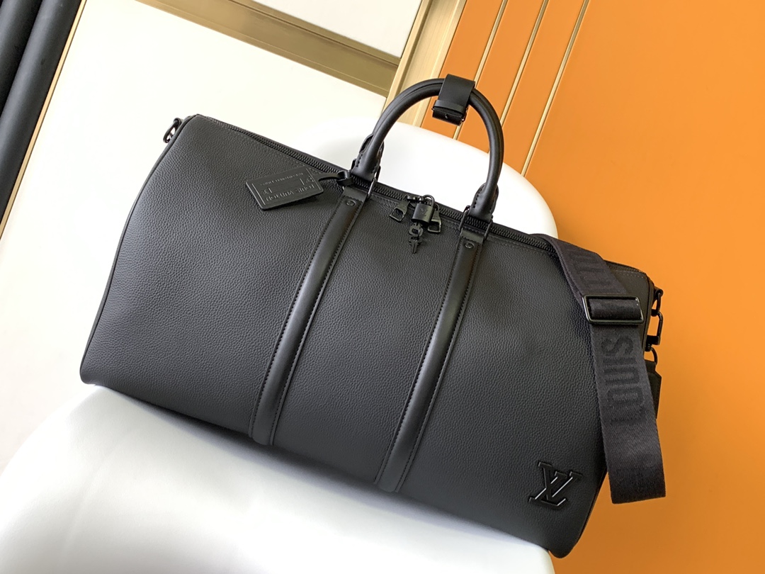 M21420黑色M57088小号 头层皮 本款 Keepall 旅行袋选用 LV Aerogram 牛皮革塑造经典构型 见证路易威登的精湛皮革匠艺 皮革标签和提花肩带援引品牌旅行传承 随身上机行李尺寸满足周末出游所需 50.0 x 29.0 x 23.0 厘米  长 x 高 x 宽 	 	LV Aerogram 牛皮革	 	牛皮革饰边	 	织物内衬	 	金属件	 	拉链开合	 	充裕容量	 	拉链内袋	 	皮革名牌	 	肩带 可拆卸 可调节	 	包带半长 36.0 厘米	 	包带半长可调至 50.0 厘米	 	手柄 双手柄