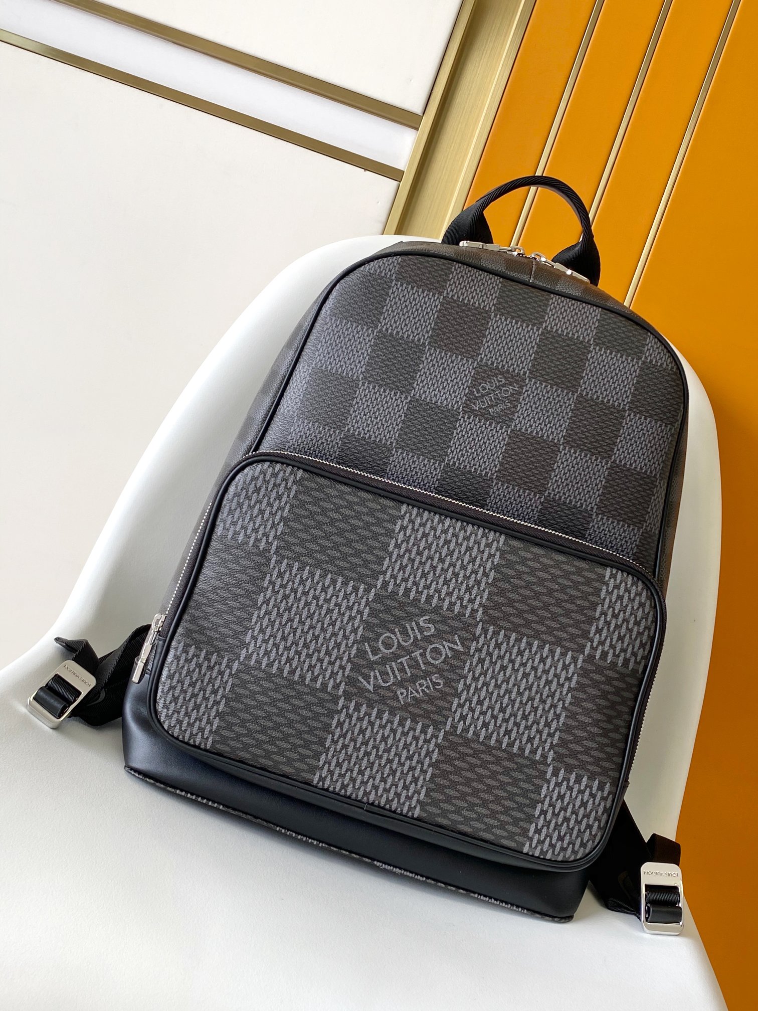  163c01 芯片 N50009 M40380 本款 Campus 双肩包以柔韧涂层帆布呈现尺寸各异的 Damier 格纹 释放瞩目当代格调 拉链隔层构筑充裕空间 手柄和可调节皮革肩带实现多种背携方式 以雅致手法宣示精神 尺寸 30 x 39 x 13 厘米