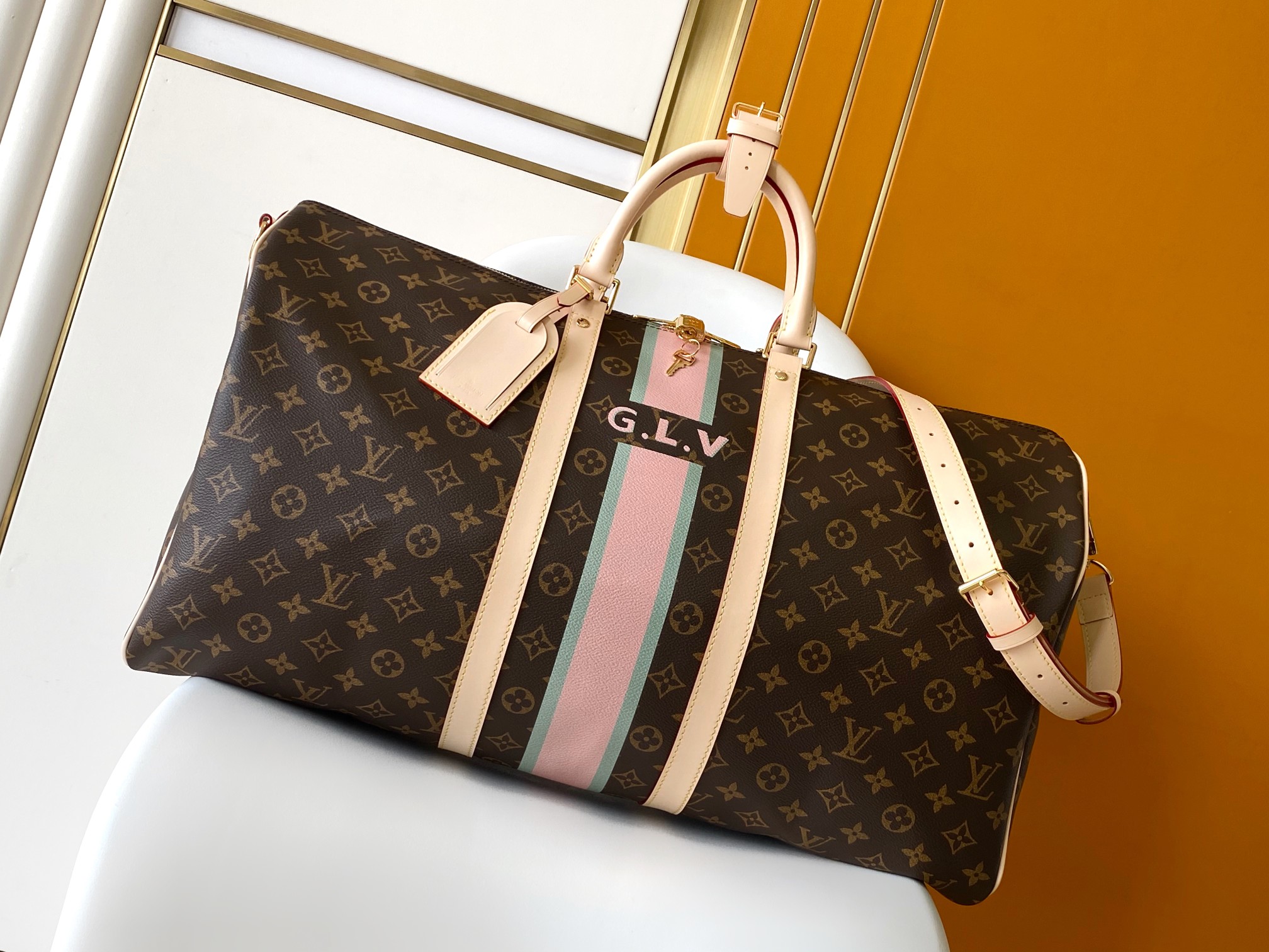 P01943 老花55CM163c01动态芯片 自 1930 年面世以来 Keepall 系列手袋以经典设计成为路易威登旅行精神的象征 此款 Keepall Bandoulière 55 旅行袋巧用 Monogram 帆布构筑充裕空间 再借辊压皮革手柄和可拆卸肩带彰显功能考量 可随心添缀缤纷条纹 贴饰和专属字母 传递 Mon Monogram 系列的个性格调 31 x 26 x 55 厘米 高 x 宽 x 长度 涂层帆布牛皮革饰边棉质织物内衬黄铜金属件双拉链开合可拆卸 ID 卡夹挂锁随身上机行李尺寸肩带 可拆卸 可调节包带半长 36.0 厘米包带半长可调至 50.0 厘米手柄 双手柄