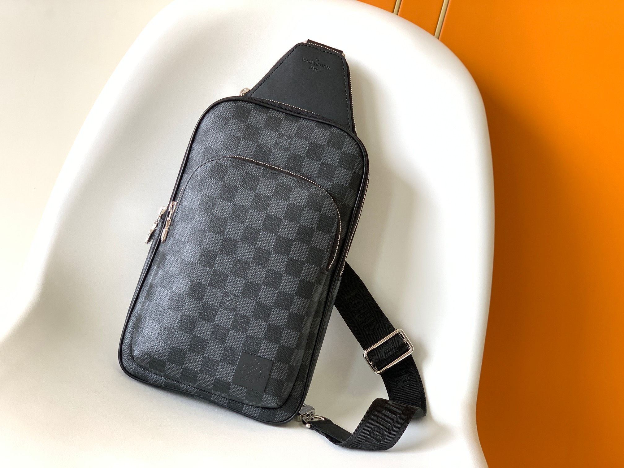  163c01 芯片 独家实拍 原单M46344 M45302黑格 M30863  AVENUE 单肩包 Damier Graphite帆布面料的Avenue单肩包是都市生活的完美伴侣 小巧而时髦 展现休闲而不羁的态度  智能 肩带设计 适合左肩或右肩背携 改善背携舒适度的造型设计 双拉链开合设计 确保贵重物品安放无虞 尺寸20 x 31 x 10cm
