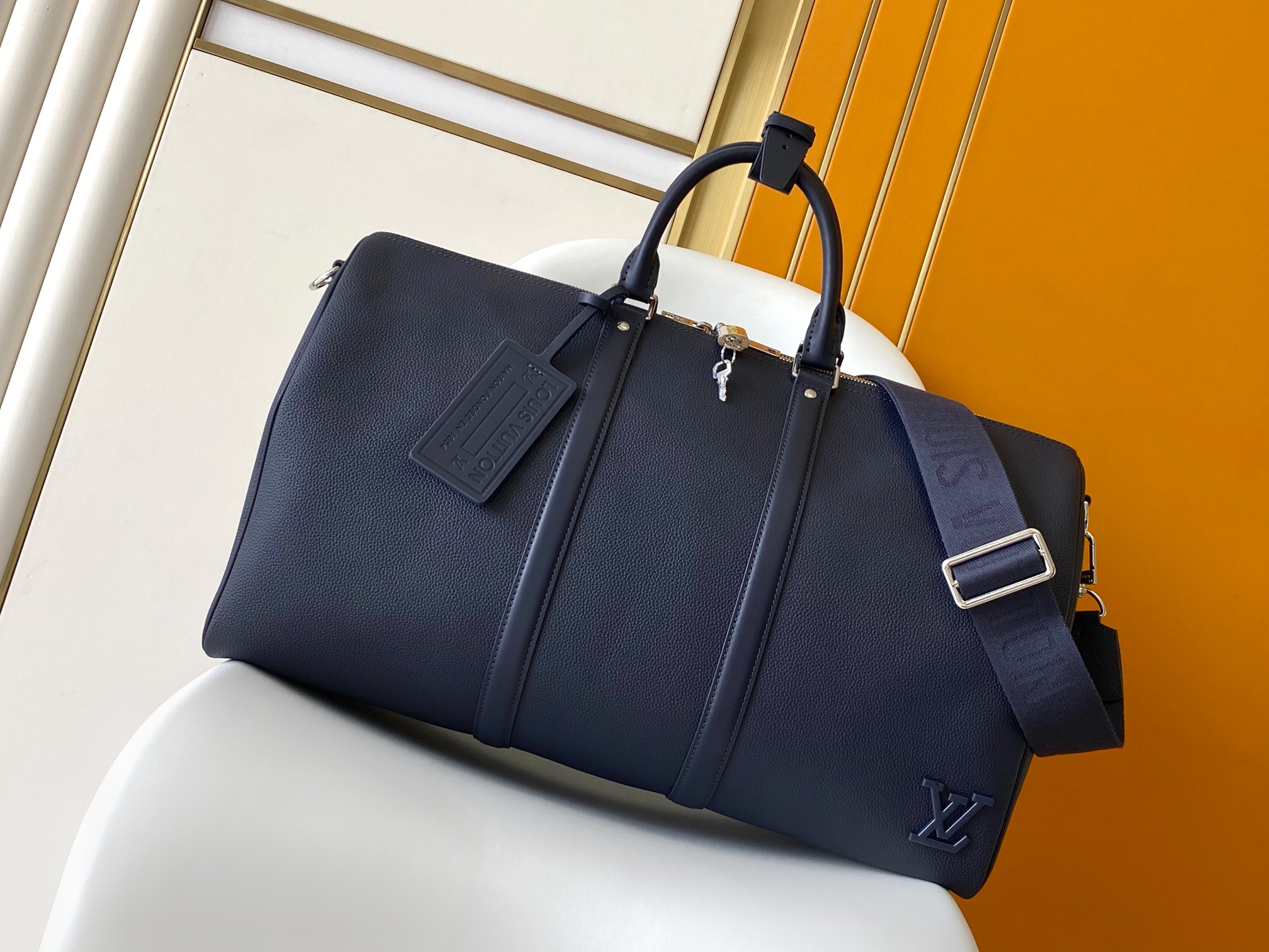 M11693 163芯片 本款 Keepall Bandoulière 50 旅行袋为 Monogram Shadow 皮革铺陈全幅 Monogram 压纹 搭配哑光金属件 成就极简主义设计 机舱行李尺寸适宜短途旅行 Keepall 软质旅行袋系列诞生于1930 年代 当下经典风雅如旧 尺寸 50 x 29 x 23 厘米